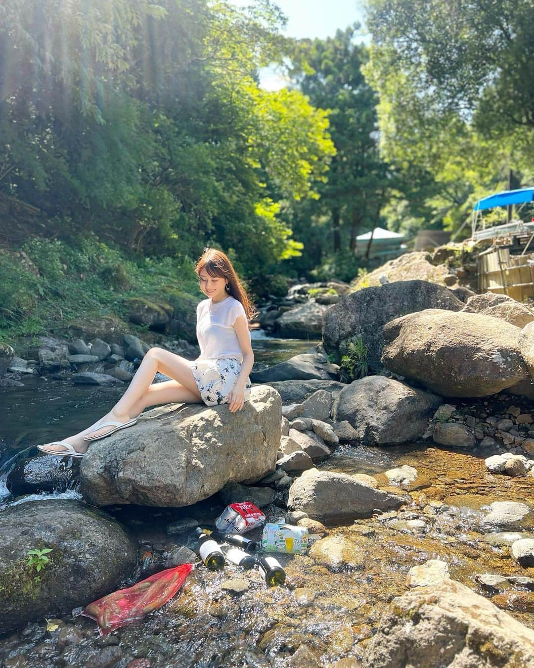 佐倉知里のインスタグラム：「あっという間に夏が終わる🌻 お友達と川BBQ♡ マス釣り、放流してもらったのに全然釣れなかったなぁ🥹 マイナスイオンの風を感じながらの 涼しいBBQ最高でした🌱𓂃 𓈒𓏸            #夏の思い出 #みんな手際がよくて #ありがたや #全部美味しかった #平和すぎて楽しかった #落ちたけど」