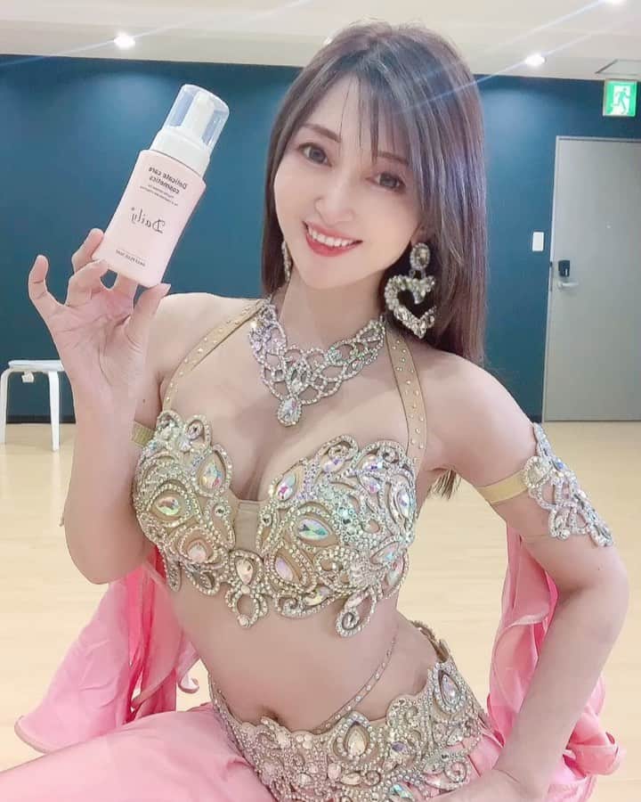YAYOのインスタグラム：「ベリーダンサーの〈Lulua ルルア〉です♡  いま流行りの ファムケア・フェムテック🌿  女性は膣・子宮と一生のお付き合い...フェムゾーンは女性の美しさとメンタルをも左右する大切な存在ですね.  ベリーダンスも💃💕フェムゾーンと関わりが深く、私のベリーフィットネスclassも〈骨盤底筋エクササイズ〉と言えます🫶 踊るだけで丹田を刺激し自然とファムケア・フェムテックしてるわけです🥰♪  そして外からもケアできるフェムゾーン専用のケアシリーズが写真の3枚目✨✨ 手にしてるのは、シリーズのソープ！  弾力のある泡で擦らず使えるデリケートケアの泡ソープで、同級生に教えてもらったんだけど、凄く良かったの✨✌️  天然由来で肌に優しいマイルドな使い心地♡ 国内生産なのも安心です♪  フェムケア第一歩にオススメ🥰🫶  デイリー＋ソープC https://www.amazon.co.jp/dp/B0C7MVT8BM?ref=myi_title_dp  #デイリープラスソープC #フェムケアソープ #フェムテック #デリケートゾーン専用 ソープ　 #泡ソープ 　#VIO　#無添加　#オーガニック　 #日本製　#天然由来100％」