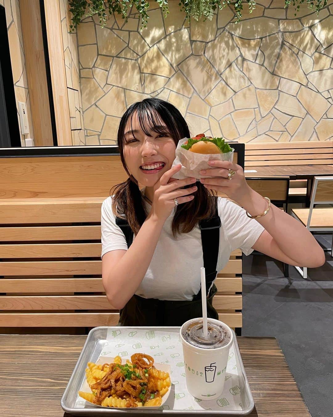のインスタグラム：「みんな、何枚目の写真が好き〜？🍔  ちなみにシェイクシャックのバーガーはベーコンかアボカド追加するのがオススメです🥓🥑」