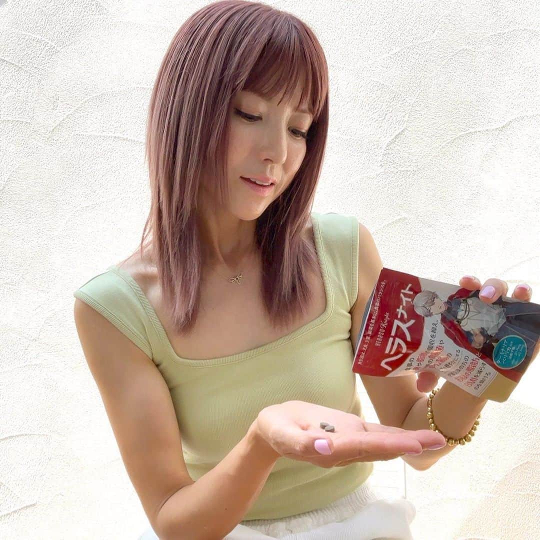 のインスタグラム：「. . 今日はおススメ商品の 紹介をします！ . . ついついおいしいものは たくさん食べてしまう😅 最近、お腹ぽよよんっ💦 . . 特に旅行に行ったりすると 食べ物の誘惑に負けてしまいます🤣 . . 私も最近は健康を 気にするようにしていて 健康管理の為にサプリを 飲むようにしています😌 . . 最近私が愛用しているのはこれ！ . . 最初、スタッフから紹介されて 飲み始めたんだけど、 私が所属してるavexが 開発したサプリで 脂肪や糖の吸収を抑える 効果があるらしく、 甘いものとか脂っこいものを 食べた日は必ず飲むように してるんだよね！ . . 食べたい時は我慢しないで 食べたい人なので 食べすぎたかな？ というときのお守りがわりに 引き続き飲んでみたいと思います！.  . . ドラッグストアとかでも 買えるから見かけたら 試してみてね😉❗️ .  . #PR #サプリメントダイエット #サプリ #hitomi #健康管理 #ヘラスナイト」