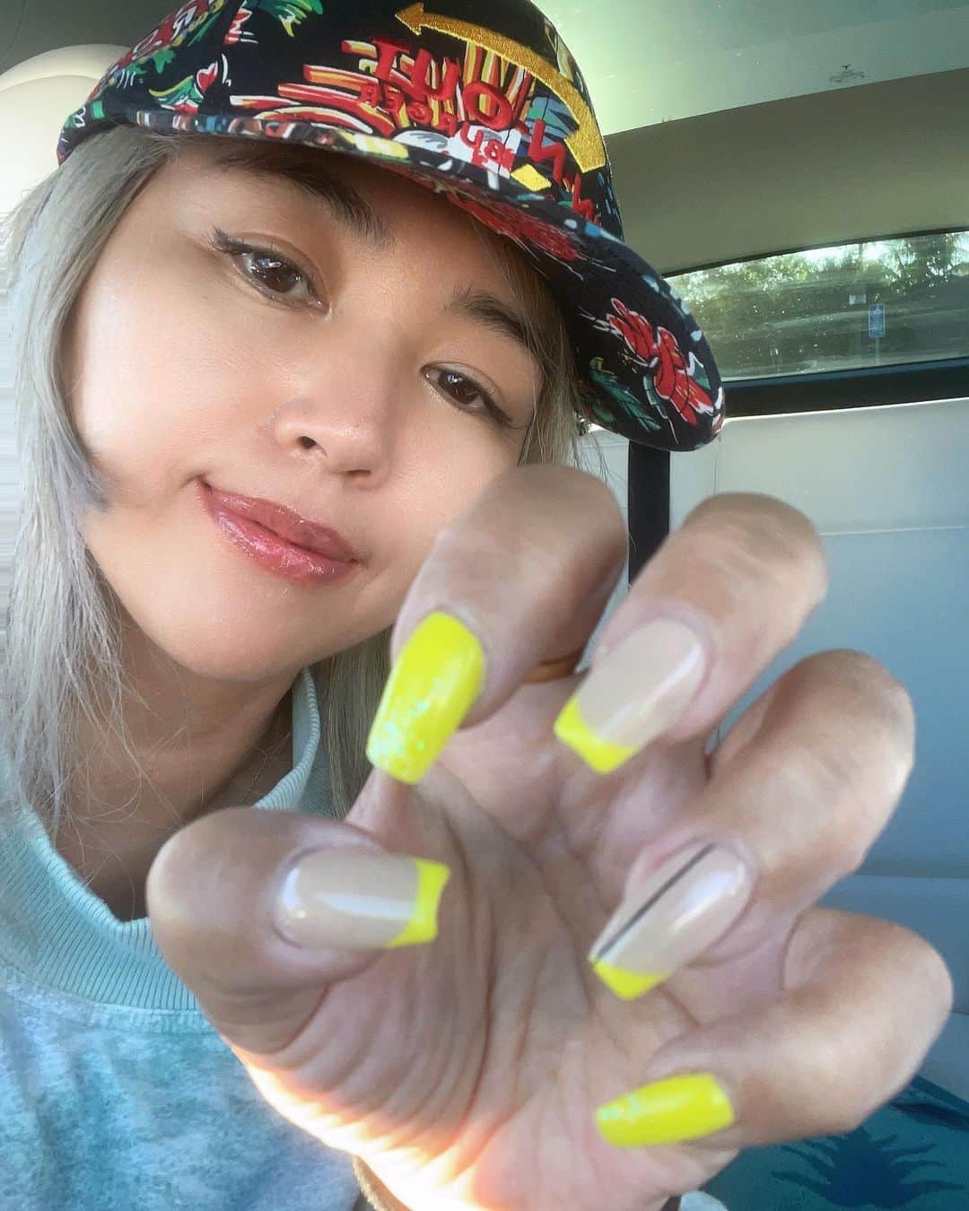 MINMIのインスタグラム：「今月は多幸感テーマでイエローネイル💛　夏もあと少しめちゃくちゃ楽しもうっ♪ そしてお知らせさせてください。沢山のお申込み頂き Shop限定"essence"BOX版が完売となってしまいました改めて受注の準備が整いました！ 申し込み受け付け再開いたします‼️ 販売できない期間があったので 全員プレゼントの期間 8月27日（日）19:00まで延長致します🎁  ちなみにBOX版とは 2枚組CD。写真集付き全曲解決ライナーノーツ 未公開MV2本と制作裏側ムービー、essence Tshirts が記念BOXに入ります　たっぷりの内容な記念セット 是非チェックして下さいね☺️」