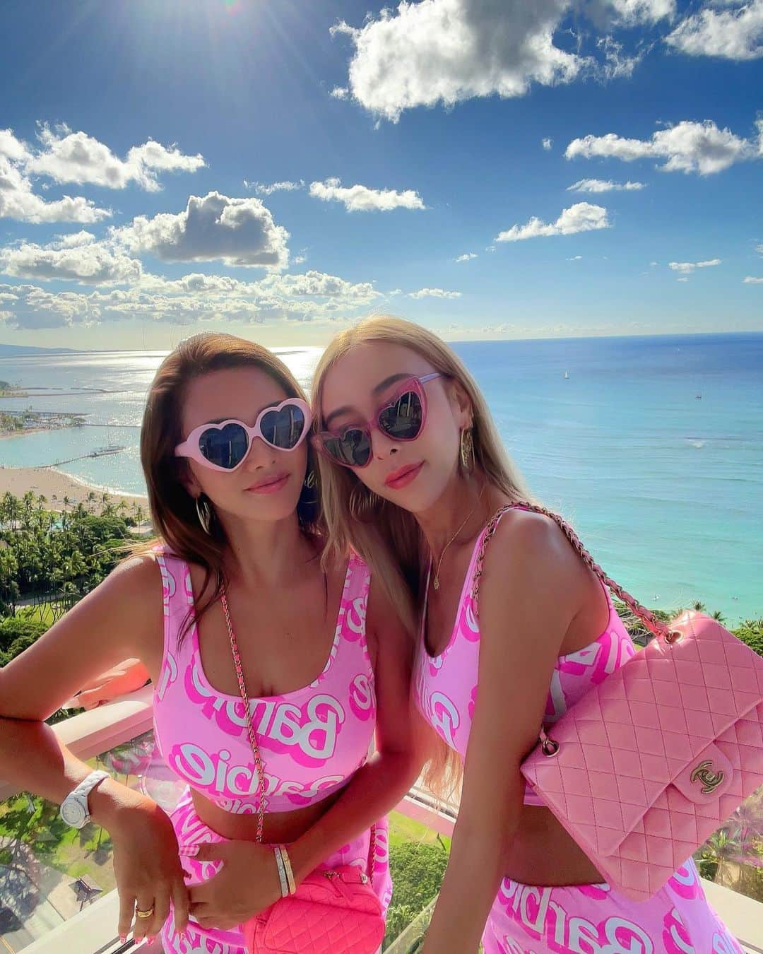 福王寺彩野のインスタグラム：「Barbie girls🌺💖 @_genking_ 🫶  #hawaii #genking #bff #barbie #barbiemovie #matchingoutfits #fashionnova #twins #お揃いコーデ #双子コーデ #バービー #ピンクコーデ」