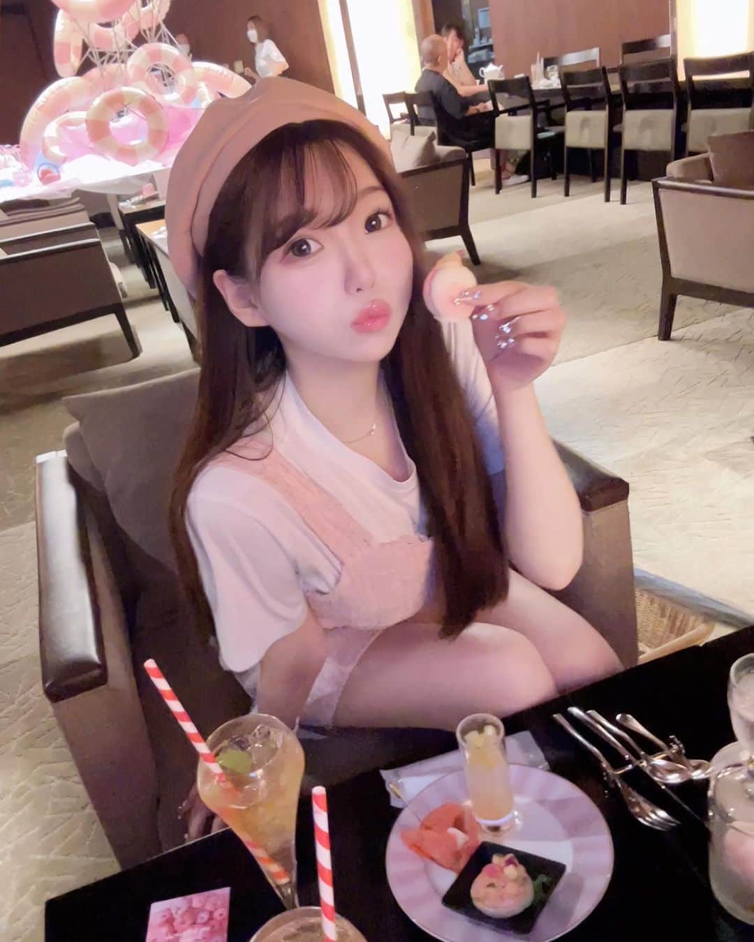 のインスタグラム：「アフタヌーンティー5億年ぶりにいってきた🥺🥺 桃だったからパー子スタイルでいったよん🍑🍑 あやのありがと︎💕︎ @a_chan_8._.8    #キャバ嬢北新地  #キャバ嬢 #北新地 #北新地 #北新地キャバ嬢  #北新地キャバクラ」