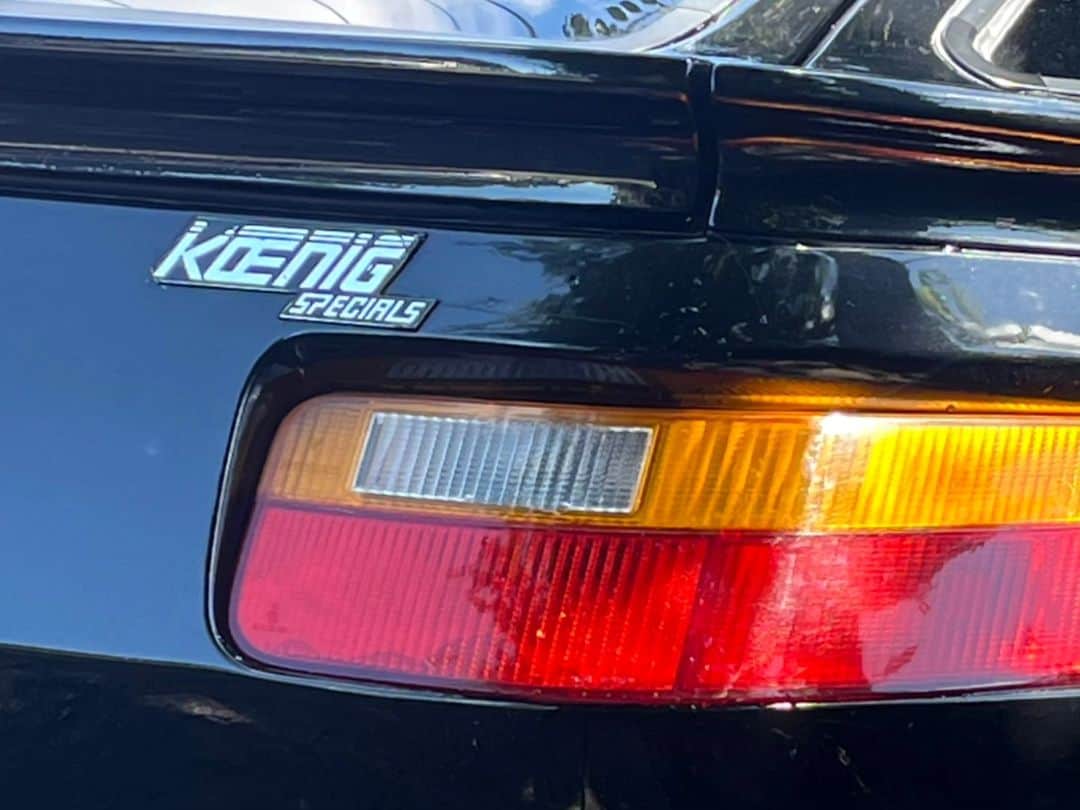Z李さんのインスタグラム写真 - (Z李Instagram)「ポルシェ928ケーニッヒが納車。 ケーニッヒは80～90年代に流行ったドイツのチューナーで、バブルの象徴とも呼ばれる。  初代オーナーは、この車にワンレンボディコンの女を乗せてギロッポンでシースーとティラミスを食べてジュリアナ東京に行ったりしてたのかなと考えると感慨深いね。  #porsche928 #koenig #ポルシェ #ケーニッヒ #tuned #customcar」8月24日 18時09分 - kiss0fthedrag0n