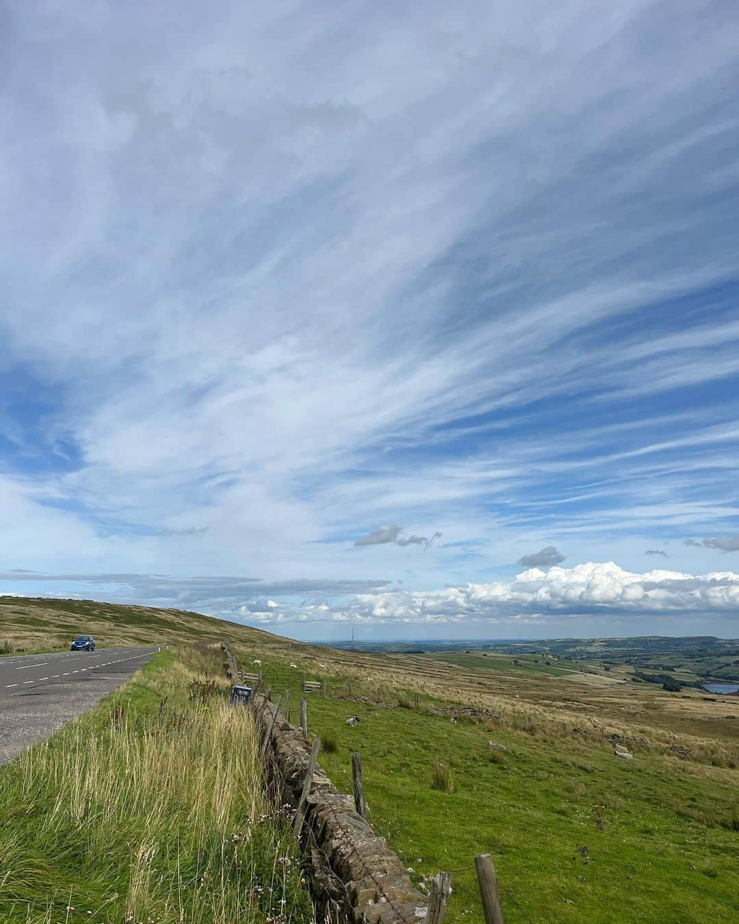 メラニー・サイクスのインスタグラム：「Over the tops and back 💫  Hello everyone, I hope all amazing in your worlds and you are finding the fun!  I've just been back up north and Introduced Porchie to my hometown Mossley , my family and some cattle. Lol 😀 God  I would have loved to have set him free to see if he would start herding them. 😅  I love my hometown ❤️🐾💫🤸🏽‍♂️🙏🏻  "Mossley was the centre of my universe and, for me, there was nothing to see, conquer or acquire beyond it. I hadn't any concept of ever leaving, no desire to seek anything past it, no yearning to go too far."   From my book Illuminated 💫❤️🙏🏻  Have a wonderful day all x   #saddleworthmoors #triphome #mossley #lovemyhometown #thenorth #roots  #pennines  #northerner  #intthills #corgi  #corgipuppy」