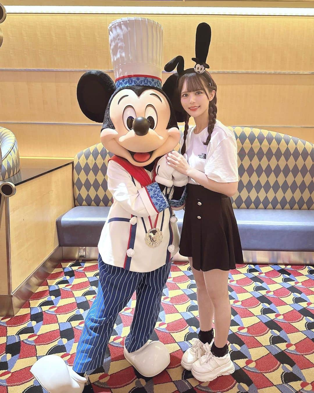 桜井ひかるのインスタグラム：「シェフミッキー🐭🍚  ミッキーに会えて嬉しさ いっぱいでした૮ . ̫ .｡ ა🍴𓈒𓂂𓏸  skirt @cherimi_official  スタイルアップして見えるし お洋服に合わせやすいの〜！  #cherimi#シェフミッキー#ミッキー#ディズニー#ディズニーシー #ミッキーマウス#アンバサダーホテル#disney#disneyland#シェフミ#ディズニーコーデ」