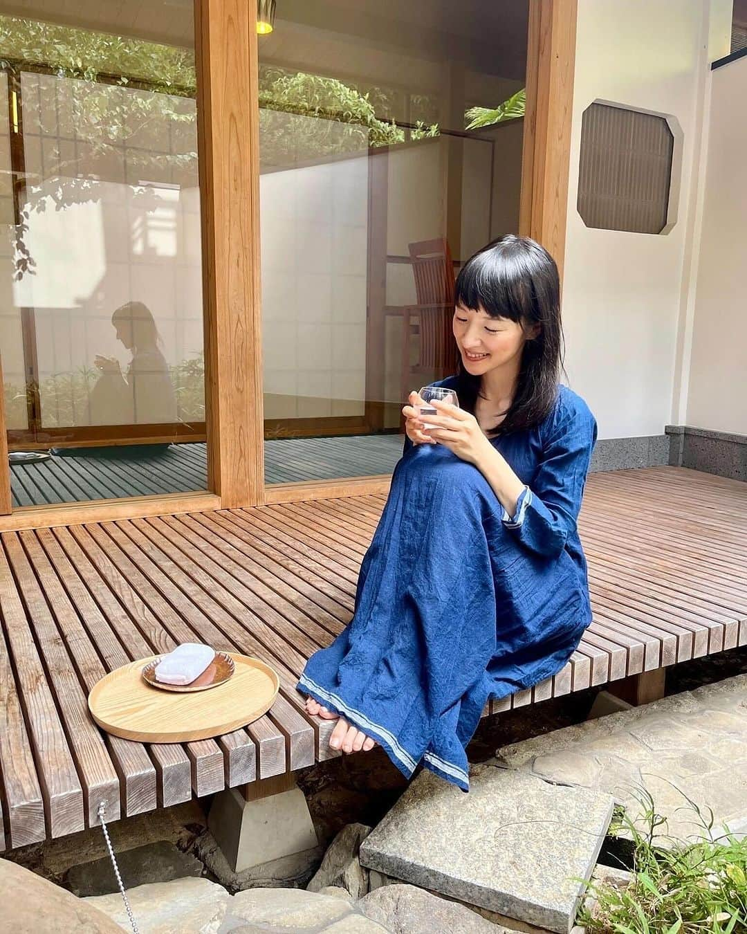 近藤麻理恵さんのインスタグラム写真 - (近藤麻理恵Instagram)「. 縁側でリラックスするひととき‥‥‥。 ときめきます☺️  #こんまり #近藤麻理恵 #縁側 #癒しの時間 #ときめき #夏休み」8月24日 18時12分 - mariekondo_jp