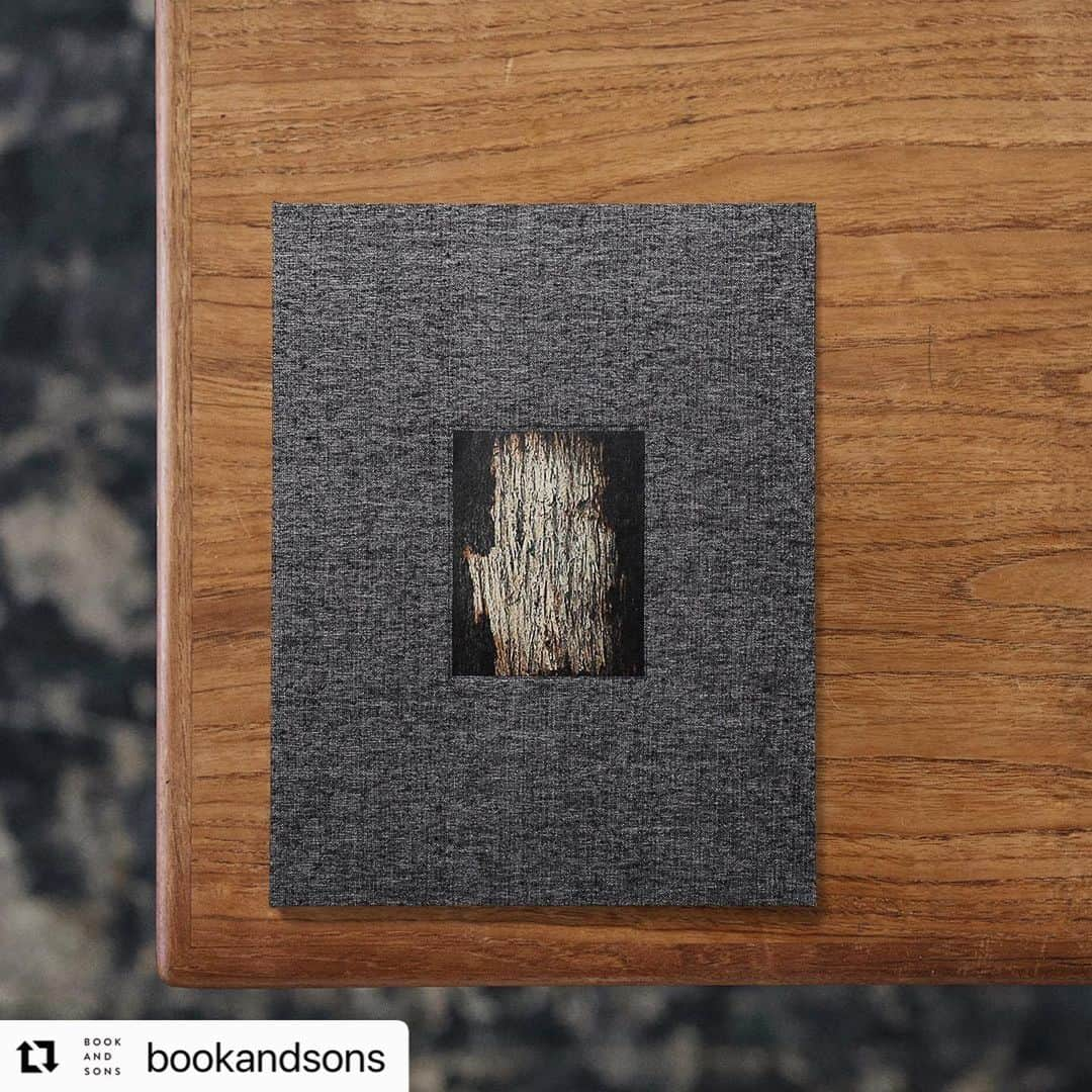 柏田テツヲさんのインスタグラム写真 - (柏田テツヲInstagram)「#Repost @bookandsons with @use.repost ・・・ 写真家・柏田テツヲによる、2019年から2020年にかけて発生したオーストラリアの大規模森林火災をドキュメントした写真集。森は焼け落ち、人も動物の気配も無い静まり返った森。舞い上がった灰で空が覆われ、色が抜け落ちた世界。厳然たる自然の美しさ、生命力に感情を揺さぶられる一冊となっています。  #IntotheGray#Selfpublished#design #art #graphic #photo #photograph #designbook #artbook #photobook #photographer」8月24日 18時16分 - tetsuokashiwada