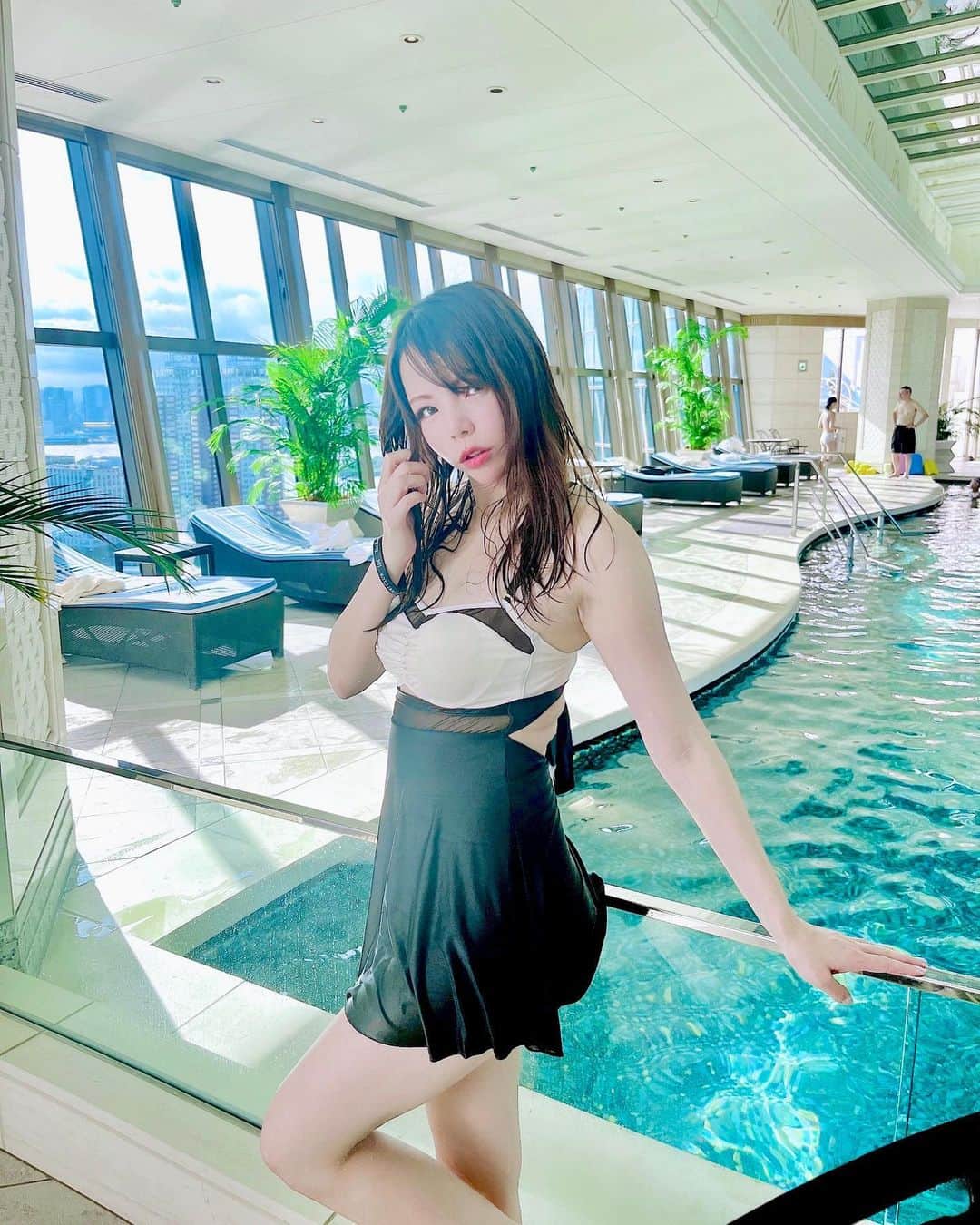 Mikaさんのインスタグラム写真 - (MikaInstagram)「『pool day』🏝️  ホテルの中のプール大好き♡ 屋外だと暑すぎてバテちゃうけど室内なら快適！ そしてラグジュアリー✨  最近食べ過ぎてお腹周りがヤバいのでワンピース水着♡  楽ちんだった( ・∇・)  #東京ベイコート  #東京ベイコート倶楽部  #東京ベイコートクラブ  #プールサイド  #プール付きホテル  #水着女子  #ワンピース水着 #ラグジュアリーホテル  #ホテルステイ好きな人と繋がりたい  #ホテル好き #ナイトプール #都内ホテル #自撮り女子  #自撮り界隈の人と繋がりたい  #自撮り女子部  #セルフィー女子  #夏休みイベント  #サマーガール」8月24日 18時22分 - mika_portrait