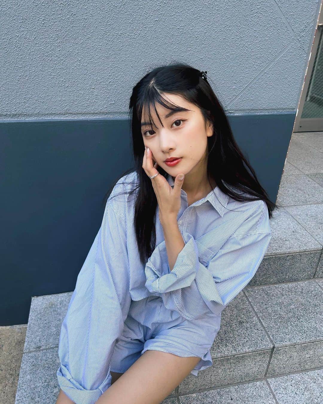 HITOMIのインスタグラム：「最近ブルーにハマってる🫐Ⓜ️🩵 　 ヘアアレンジハマってるというよりは 暑くて下ろせない。。(でも果たしてこの髪型は暑さ予防になっているのか..!?)」