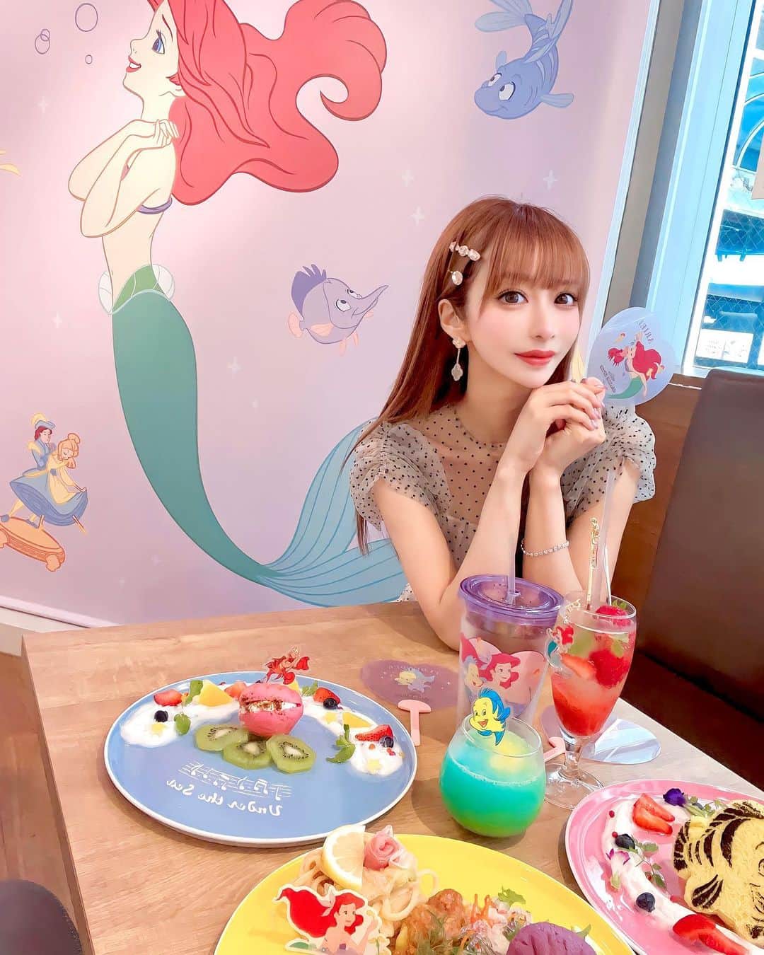 一條りおなのインスタグラム：「. アリエルカフェ🧜🏻‍♀️🫧🐠🪸🐚 . @mofucocone がたくさん可愛く 撮ってくれました🤍🩵 . マーメイドワンピース👗は @eimyistoire_official の🫧💓 . #cafe #ohmycafe  #ootd #eimy #eimyistoire  #アリエルカフェ #アリエル #リトルマーメイド」
