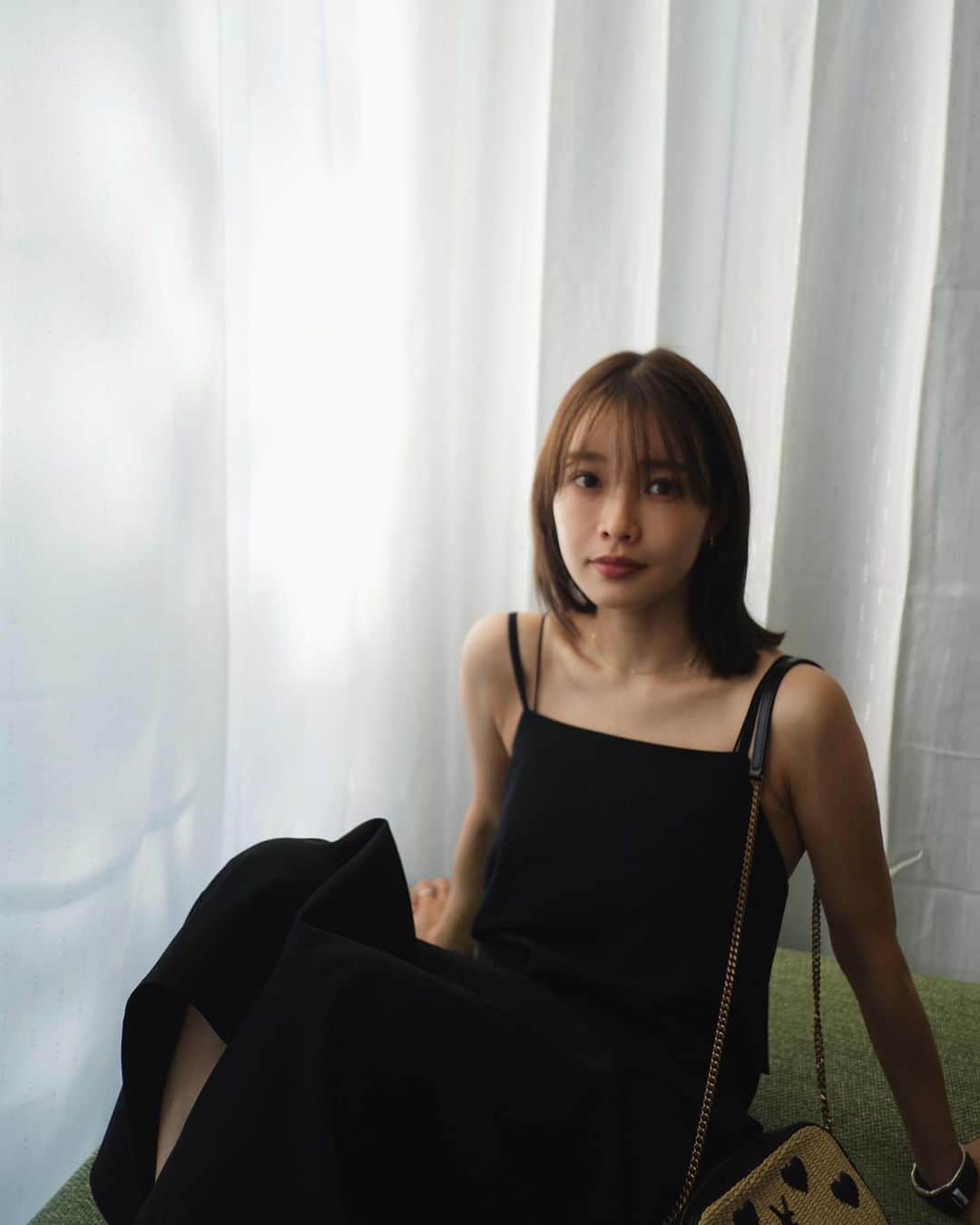 猪鼻ちひろさんのインスタグラム写真 - (猪鼻ちひろInstagram)「NEW HAIR COLOR🌈 髪をいい色に染めてもらって ヘッドスパとトリートメントしてもらったら髪の毛が蘇った🥺幸  1〜3 パシャっと携帯で 4〜8カメラで 9〜10 染めた日の夕方 (色味わかるかな、マットっぽく🟢🟦くすみ加減も抜群によし！)  喋り倒してカフェを超えて家みたいだったね🤣 thank you まきさん♡ @yuumakiiii   あとは、恒例の #まつげパーマ を♡ @annfism  いつもとデザインをちょっとだけ変えて 根本からぎゅーっとあげてもらったら すごく気に入っている😉  @cenci_official のワンピは残り1〜2点ずつ💚🖤 #ちひろの美容 #Cenci #センチ」8月24日 18時25分 - inohanachihiro