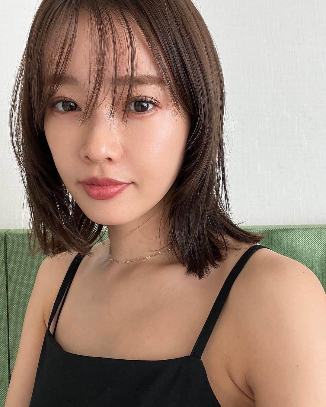 猪鼻ちひろさんのインスタグラム写真 - (猪鼻ちひろInstagram)「NEW HAIR COLOR🌈 髪をいい色に染めてもらって ヘッドスパとトリートメントしてもらったら髪の毛が蘇った🥺幸  1〜3 パシャっと携帯で 4〜8カメラで 9〜10 染めた日の夕方 (色味わかるかな、マットっぽく🟢🟦くすみ加減も抜群によし！)  喋り倒してカフェを超えて家みたいだったね🤣 thank you まきさん♡ @yuumakiiii   あとは、恒例の #まつげパーマ を♡ @annfism  いつもとデザインをちょっとだけ変えて 根本からぎゅーっとあげてもらったら すごく気に入っている😉  @cenci_official のワンピは残り1〜2点ずつ💚🖤 #ちひろの美容 #Cenci #センチ」8月24日 18時25分 - inohanachihiro