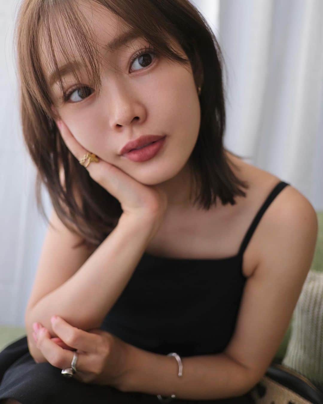 猪鼻ちひろさんのインスタグラム写真 - (猪鼻ちひろInstagram)「NEW HAIR COLOR🌈 髪をいい色に染めてもらって ヘッドスパとトリートメントしてもらったら髪の毛が蘇った🥺幸  1〜3 パシャっと携帯で 4〜8カメラで 9〜10 染めた日の夕方 (色味わかるかな、マットっぽく🟢🟦くすみ加減も抜群によし！)  喋り倒してカフェを超えて家みたいだったね🤣 thank you まきさん♡ @yuumakiiii   あとは、恒例の #まつげパーマ を♡ @annfism  いつもとデザインをちょっとだけ変えて 根本からぎゅーっとあげてもらったら すごく気に入っている😉  @cenci_official のワンピは残り1〜2点ずつ💚🖤 #ちひろの美容 #Cenci #センチ」8月24日 18時25分 - inohanachihiro