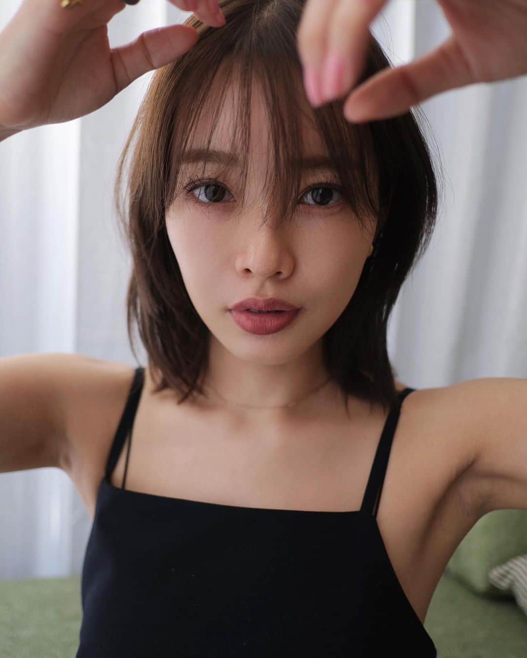 猪鼻ちひろさんのインスタグラム写真 - (猪鼻ちひろInstagram)「NEW HAIR COLOR🌈 髪をいい色に染めてもらって ヘッドスパとトリートメントしてもらったら髪の毛が蘇った🥺幸  1〜3 パシャっと携帯で 4〜8カメラで 9〜10 染めた日の夕方 (色味わかるかな、マットっぽく🟢🟦くすみ加減も抜群によし！)  喋り倒してカフェを超えて家みたいだったね🤣 thank you まきさん♡ @yuumakiiii   あとは、恒例の #まつげパーマ を♡ @annfism  いつもとデザインをちょっとだけ変えて 根本からぎゅーっとあげてもらったら すごく気に入っている😉  @cenci_official のワンピは残り1〜2点ずつ💚🖤 #ちひろの美容 #Cenci #センチ」8月24日 18時25分 - inohanachihiro