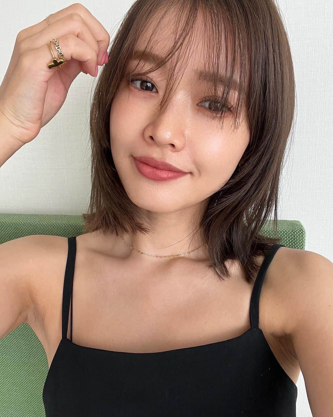 猪鼻ちひろさんのインスタグラム写真 - (猪鼻ちひろInstagram)「NEW HAIR COLOR🌈 髪をいい色に染めてもらって ヘッドスパとトリートメントしてもらったら髪の毛が蘇った🥺幸  1〜3 パシャっと携帯で 4〜8カメラで 9〜10 染めた日の夕方 (色味わかるかな、マットっぽく🟢🟦くすみ加減も抜群によし！)  喋り倒してカフェを超えて家みたいだったね🤣 thank you まきさん♡ @yuumakiiii   あとは、恒例の #まつげパーマ を♡ @annfism  いつもとデザインをちょっとだけ変えて 根本からぎゅーっとあげてもらったら すごく気に入っている😉  @cenci_official のワンピは残り1〜2点ずつ💚🖤 #ちひろの美容 #Cenci #センチ」8月24日 18時25分 - inohanachihiro