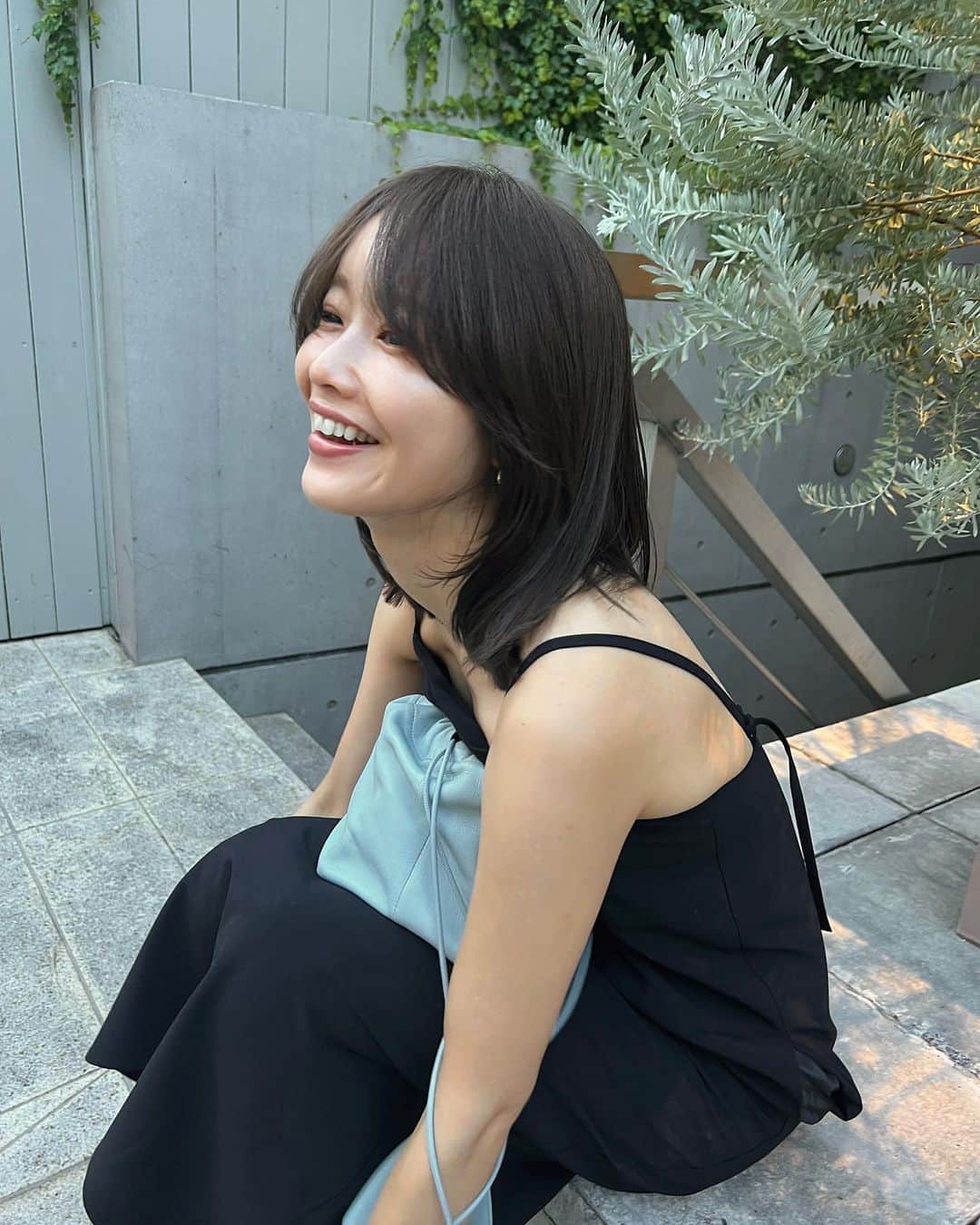 猪鼻ちひろさんのインスタグラム写真 - (猪鼻ちひろInstagram)「NEW HAIR COLOR🌈 髪をいい色に染めてもらって ヘッドスパとトリートメントしてもらったら髪の毛が蘇った🥺幸  1〜3 パシャっと携帯で 4〜8カメラで 9〜10 染めた日の夕方 (色味わかるかな、マットっぽく🟢🟦くすみ加減も抜群によし！)  喋り倒してカフェを超えて家みたいだったね🤣 thank you まきさん♡ @yuumakiiii   あとは、恒例の #まつげパーマ を♡ @annfism  いつもとデザインをちょっとだけ変えて 根本からぎゅーっとあげてもらったら すごく気に入っている😉  @cenci_official のワンピは残り1〜2点ずつ💚🖤 #ちひろの美容 #Cenci #センチ」8月24日 18時25分 - inohanachihiro