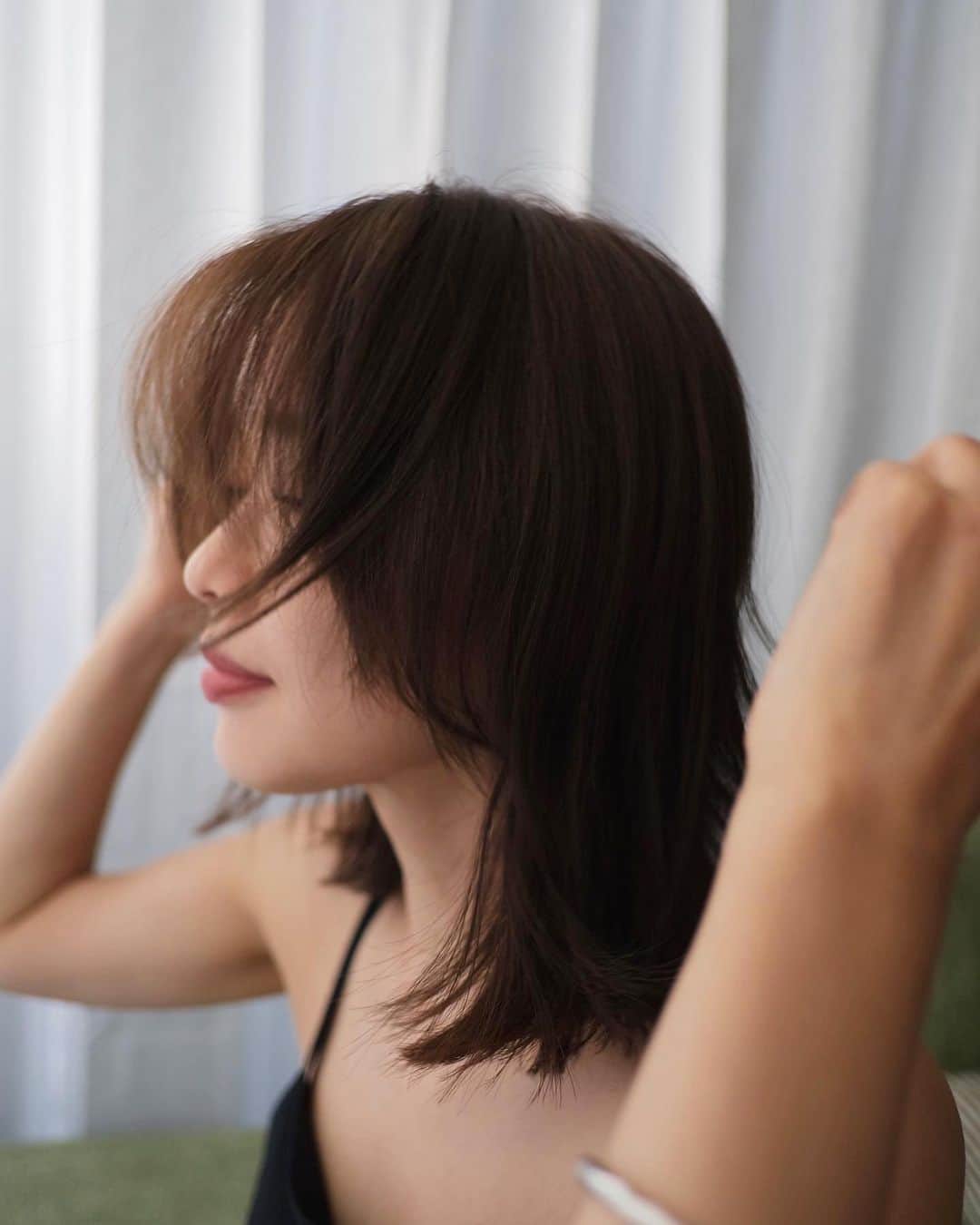 猪鼻ちひろさんのインスタグラム写真 - (猪鼻ちひろInstagram)「NEW HAIR COLOR🌈 髪をいい色に染めてもらって ヘッドスパとトリートメントしてもらったら髪の毛が蘇った🥺幸  1〜3 パシャっと携帯で 4〜8カメラで 9〜10 染めた日の夕方 (色味わかるかな、マットっぽく🟢🟦くすみ加減も抜群によし！)  喋り倒してカフェを超えて家みたいだったね🤣 thank you まきさん♡ @yuumakiiii   あとは、恒例の #まつげパーマ を♡ @annfism  いつもとデザインをちょっとだけ変えて 根本からぎゅーっとあげてもらったら すごく気に入っている😉  @cenci_official のワンピは残り1〜2点ずつ💚🖤 #ちひろの美容 #Cenci #センチ」8月24日 18時25分 - inohanachihiro
