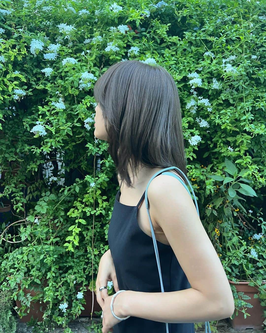 猪鼻ちひろさんのインスタグラム写真 - (猪鼻ちひろInstagram)「NEW HAIR COLOR🌈 髪をいい色に染めてもらって ヘッドスパとトリートメントしてもらったら髪の毛が蘇った🥺幸  1〜3 パシャっと携帯で 4〜8カメラで 9〜10 染めた日の夕方 (色味わかるかな、マットっぽく🟢🟦くすみ加減も抜群によし！)  喋り倒してカフェを超えて家みたいだったね🤣 thank you まきさん♡ @yuumakiiii   あとは、恒例の #まつげパーマ を♡ @annfism  いつもとデザインをちょっとだけ変えて 根本からぎゅーっとあげてもらったら すごく気に入っている😉  @cenci_official のワンピは残り1〜2点ずつ💚🖤 #ちひろの美容 #Cenci #センチ」8月24日 18時25分 - inohanachihiro