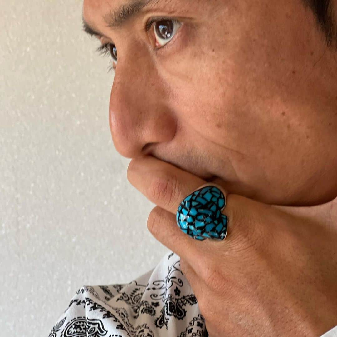 伊勢谷友介のインスタグラム：「Justin Davisの「WENDIGO Ring」が届いた！ 昔はよく骨折してたから、ドクロは骨折しそうで、縁起が悪い気がしてたのだけど、Capitaのボードに乗るようになってから、スカルが好きに。  #justindavis  #jewelry  #ring  #turquoise  #turquoisejewelry」