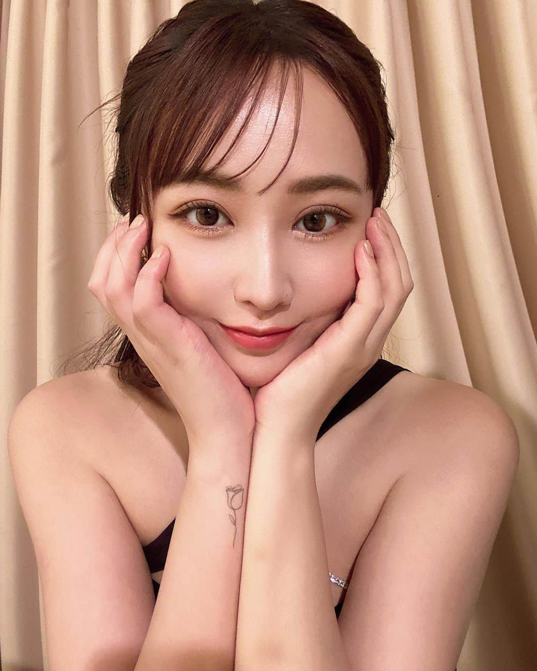 てんちむさんのインスタグラム写真 - (てんちむInstagram)「プロデュースしてるカラコン、 HARNEの撮影でした🥰🎀  沢山愛用して頂いてる皆さんのお陰で 新色が２色でます👏ワーイ！！ ありがとうございます😭🙇‍♀️  着用してるのは新作のプディングです💁‍♀️ 半分ずつ２色使いの水光カラコンです🥰✨パッケージもそれを意識しました✨  縁もつけてサイズ感もちょい大きくしました🥹💓物足りなかった方は是非🥹❗️❗️  クリクリビー玉みたいな目になって めちゃ盛れるのでお楽しみに🥹❗️  発売は11月予定で絶賛活休中なので、 よかったら @harne_official からアナウンス楽しみにしててください🥹💓 ネットでもドンキでも買えます🥰🎀」8月24日 18時27分 - super_muchiko