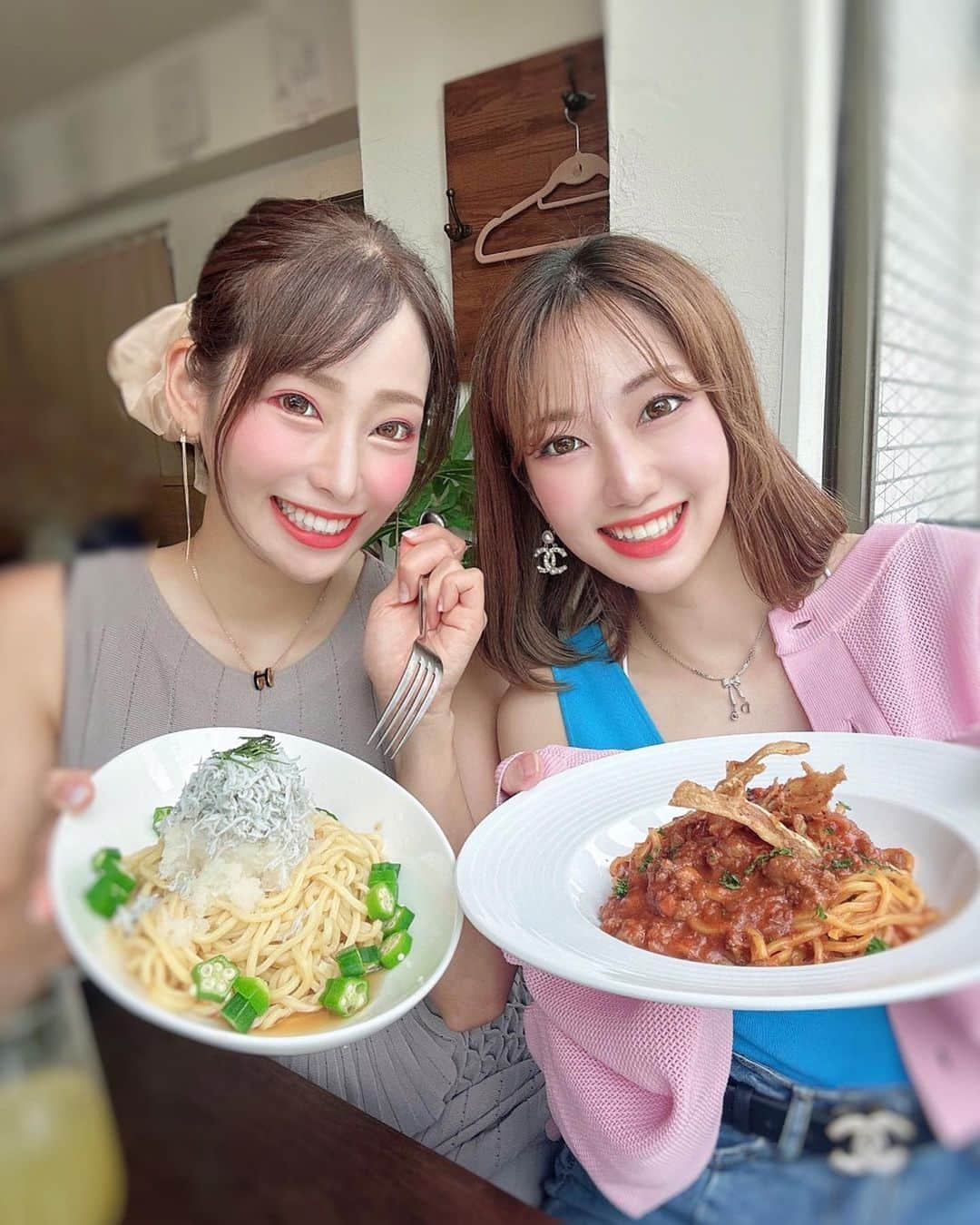 りほのインスタグラム：「妹と浅草橋にあるイタリアンレストランのEau de Viaでランチ❤️🍽️  メニューはPRIMEコース💕😊  紋甲イカレモン風味マリネ🍋宮城県菅原農産ベビーリーフサラダとアピオス🌱メインは極太パスタ🍝（６種類から選べるの）コーヒー又は紅茶のセットで2800円✨  パスタは太麺でモッチモチ❤️ とりあえずいろんな味食べたいから妹とシェア😍  妹も看護師だからお互い仕事の事もよく分かる🥹妹だけど親友みたい💕🤭  近くの人はお昼にパスタだけさくっと食べに来るにもいいかも☺️  #オードヴィー #秋葉原グルメ #浅草橋グルメ #浅草橋ランチ #日本橋グルメ #PR#イタリアン#パスタ#日本橋ランチ#東京グルメ#秋葉原ランチ　#姉妹　#sisters #看護師　#看護師の休日 #nurse #ナース　#nurselife #ナースのお仕事 #看護師の日常 #tokyo #東京グルメ　#nursing #女子会　#食べるの大好き #italianfood  #パスタランチ #パスタ」