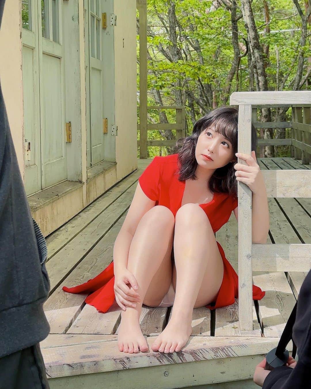 前田美里のインスタグラム：「赤色のおねえさん。 . . #雑誌  #フライデー  #グラビア #写真集 #記憶の雫 #講談社 #グラビアアイドル  #アイドル #水着  #被写体 #ファインダー越しの私の世界 #写真好きな人と繋がりたい  #写真 #ヲタク #櫻坂46 #欅坂46 #日向坂46 #フォロー #フォロワー募集中 #gravure #idol #japanesegirl #follow #followme #좋아요 #팔로우미 #팔로미 #오오티디 #화보」