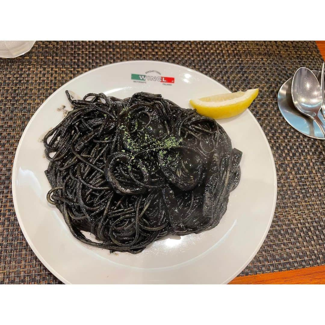 川崎琴之のインスタグラム：「名古屋に住んでた時にしょっちゅう行ってたwinclというイタリアン🍝  19年ぶりに行ってきた！！ やっぱりすごく美味しい😋 幼稚園の時に行ってたんだけどここで初めてイカスミパスタを食べてからずっとイカスミパスタが好きで思い出の味🦑  他のお料理も全部美味しい！！ また食べたい！！ ・ ・ #wincl #ウィンクル #名古屋グルメ #名古屋ランチ #イカスミパスタ」