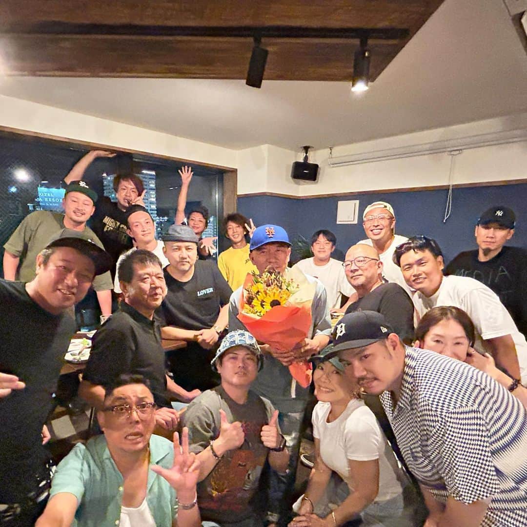 mastasimonのインスタグラム：「Our Production & Management Team ! Best of the Best !   最高で最強の裏方チームと打上げ  1人づつスピーチして裏方視点の声が聞けて良かった。最後俺のスピーチの時に花をもらって嬉しかった！そしてめちゃくちゃ美味そうなウィスキーもありがとう @komajun.strive   みんなが想像してるよりデカいイベントや新しいイベントは大変でそれを気持ち良く動いてくれる俺らの裏方。  クルーズも海外チームがクラウンの裏方は プロダクションもアーティストケアも完璧だとほめてた。  また何かやる時はこの裏方チームで やりたいと思った」