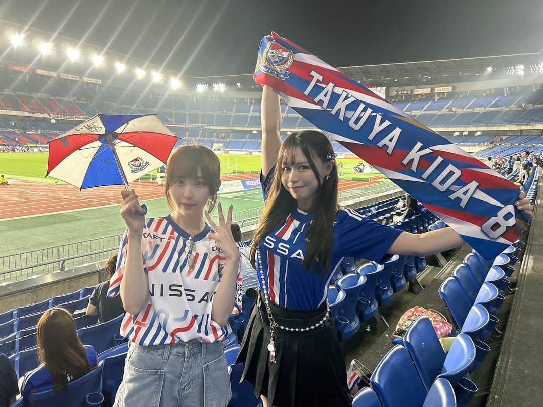 山口みらんのインスタグラム：「🐱🐱🐱  今回は久しぶりに、ななにゃんと試合観戦に行く事が出来ました😭👏🩷🩷🩷  てか、久しぶりに会えて嬉しい、そして多忙の中スタジアムに駆けつけてくれて嬉しい、ユニフォーム着てくれて嬉しい…  もう、嬉しさのフルコンボでしたね😳💗  ななにゃんがSNSでマリノスのユニフォーム姿の写真のせてくれてたら、日々活躍してるから沢山の反応があって嬉しかったね（；_；）🤍💙❤️  なんだかんだ言って、2019シーズンは、ななにゃん、さおりんの3人でずっとホームは通ってたんだよ！！！ シャーレを掲げる瞬間も3人で日産スタジアム行って見守っていたんだよ✌️❤️💙🤍  だからこそ、仲川選手が移籍したFC東京戦は、ななにゃんさおりんと行きたかったからお声がけしたんだ( ˶˙˙˶) (さおりんは行けなくて残念だぅたけど🥲来年もFC東京戦は誘うから行こうね💕︎)  ななにゃん的には仲川選手が違うユニフォームを着てるのは凄く悲しかったみたい🥲(もちろん私も)  でも、大好きなななちゃんに会えてとても元気もらった一日でした❤️‍🔥❤️‍🔥❤️‍🔥   #fmarinos #マリノス  #横浜Fマリノス  #ユニフォーム女子  #ユニフォームコーデ  #サッカー観戦  #サッカー女子  #マリギャ  #jリーグ  #jリーグ女子」
