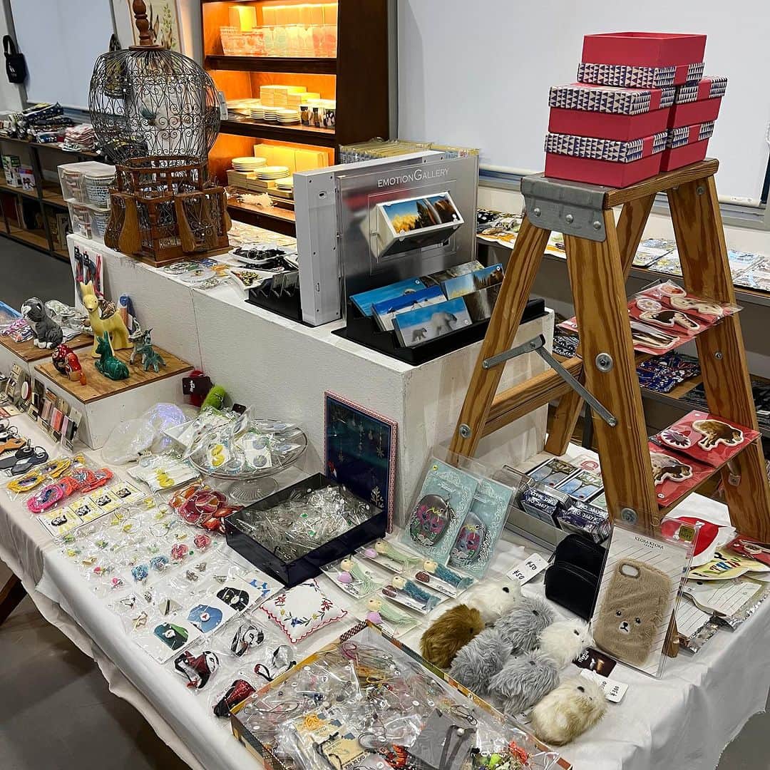 marbleSUD(マーブルシュッド) のインスタグラム：「【蚤の市最新情報！ついに全貌が！】 先日の投稿でもお知らせしましたが、明日8月25日(金)にmarble SUD初となる「蚤の市」を開催いたします。コメントやお問合せなどを多数いただき、運営スタッフも驚いております。ありがとうございます🙇🏻‍♀️✨  さて、気になる「蚤の市」の会場の様子ですが、こんな感じになりました。オリジナルの雑貨やアクセサリー、そしてお洋服など、様々なアイテムが集まりました。明日は、ここに美味しいスコーンも加わります✨どうですか？蚤の市の雰囲気出ていますでしょうか？  1日限りのスペシャルイベントです！スタッフで協力をして、種類豊富にご用意しましたが、それでも在庫に限りがございます。イベントは11:30～19:30まで開催しておりますが、夕方は在庫のご用意数が少ない可能性もありますので、どうかご理解いただけたら幸いです。  最安値は更新されて、なんと50円‼️✨ 明日、皆さまのご来店をお待ちしております。  【marble SUD 蚤の市】 開催日：8月25日(金) 開催場所：恵比寿本社3階 プレスルーム(恵比寿本店と同じ建物の3階です。) 営業時間：11:30～19:30 ※当日はマイバッグを持参していただけると助かります。  ※お支払いは現金とPayPayのみになります。」
