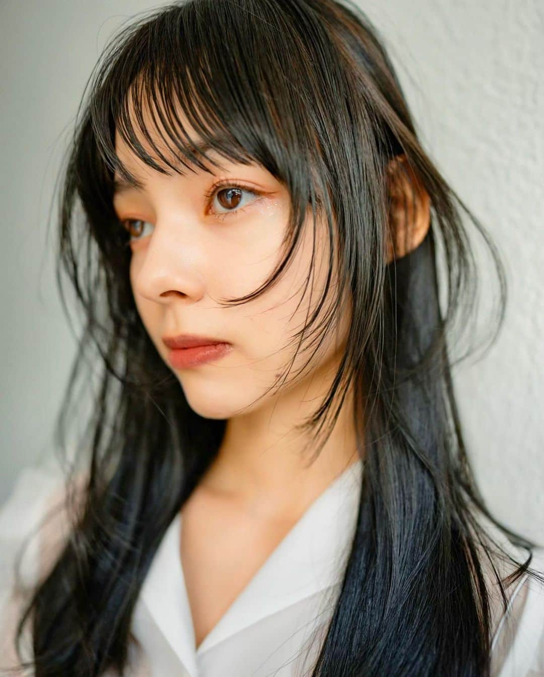 齋藤純也のインスタグラム：「face layer✂︎  大きく特徴的に動く顔まわりのデザインがこだわりです💇‍♀️ 骨格と輪郭と髪質に合わせてお客様史上最高のヘアスタイルを♩  ✴︎PRICE✴︎ カット✂︎7700円 カラー✂︎7700円  カットなしの場合シャンプーブロー料金+2200円 カラーはトリートメントin処方で圧倒的な艶感と手触りをプラスします。 ブリーチor3Dハイライト施術はプラス7700円です。 パーマ✂︎7700円 トリートメント✂︎種類多数によりカウンセリングで決めさせていただきます。5500円〜11000円 縮毛矯正✂︎17600円、前髪のみは6600円 ・ ネット予約が×の所もお電話かDMで時間調整できますので気軽にご連絡ください！ kelly.表参道本店　A1出口より徒歩45秒 東京都渋谷区神宮前5-2-5 JY表参道ビル２Ｆ kelly. ・ ・ ✔️群馬県伊勢崎市で出勤するスケジュールは隔週水曜日です。 群馬店は料金が異なります、お問い合わせください 群馬のご予約はＤＭまたは ホットペッパービューティーで  kelly. by L.O.G 検索✂︎ 在籍日程が少なくて申し訳ありません。 薬剤は最新のものを揃えました 群馬県伊勢崎市宮前町146-1」