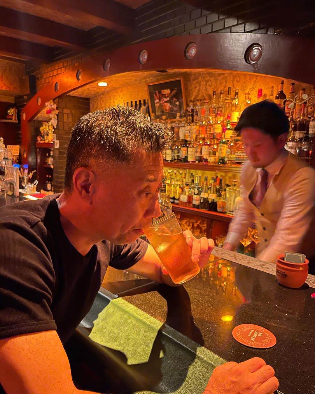 中島浩二さんのインスタグラム写真 - (中島浩二Instagram)「熊本旅だすーー‼️  良いBAR見つけたんで、最高の夜になりました😊  その名も、BAR  SLOPPY JOE  Kumamoto‼️  そう、ヘミングウェイが愛したフロリダ　キーウエストのBARの名前のBAR‼️  元々、神戸にあるBAR  SLOPPY  JOEで修行して、地元熊本にオープンしたんだとか。  だったら、って事でヘミングウェイも愛したモヒートを頂いたら、フレッシュペパーミントが爽やかで、うん、素晴らしい‼️  いつもはストレートで飲む事が多いんだけど、せっかくなんでカクテルをって事で、、、 生姜を漬け込んだウォッカのモスコミュールは、ちゃんと銅MAGで出してくれて、うん、美味しい‼️  それから、葡萄を漬け込んだブランデーをソーダで割ったハイボールも、口の中で葡萄の旨味が芳醇に広がって素晴らしい‼️ オーナーバーテンダーの石本さんの技術と人間性が光る、心地良い空間でした😊  熊本に行ったら、是非‼️  @bar_sloppyjoe_kumamoto   #熊本BAR  #sloppyjoekumamoto #熊本飲み」8月24日 18時37分 - koji_nakajiii