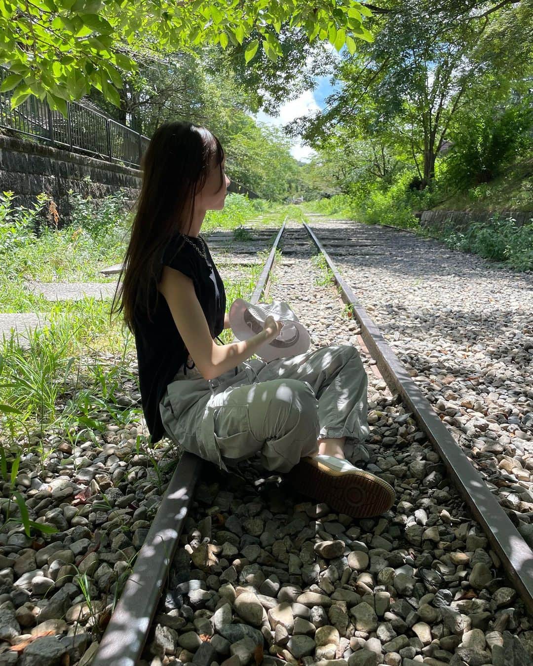 太田雫さんのインスタグラム写真 - (太田雫Instagram)「・ 京都旅行の続き🚃 ・ ・ 廃線になった線路のところに行ったよ〜 ・ 線路の上を歩くのが初めてだったから不思議な感じでした👀 ・ ・ ・ #太田雫#06#他撮り#蹴上インクライン#ootd」8月24日 18時38分 - _shizukuota