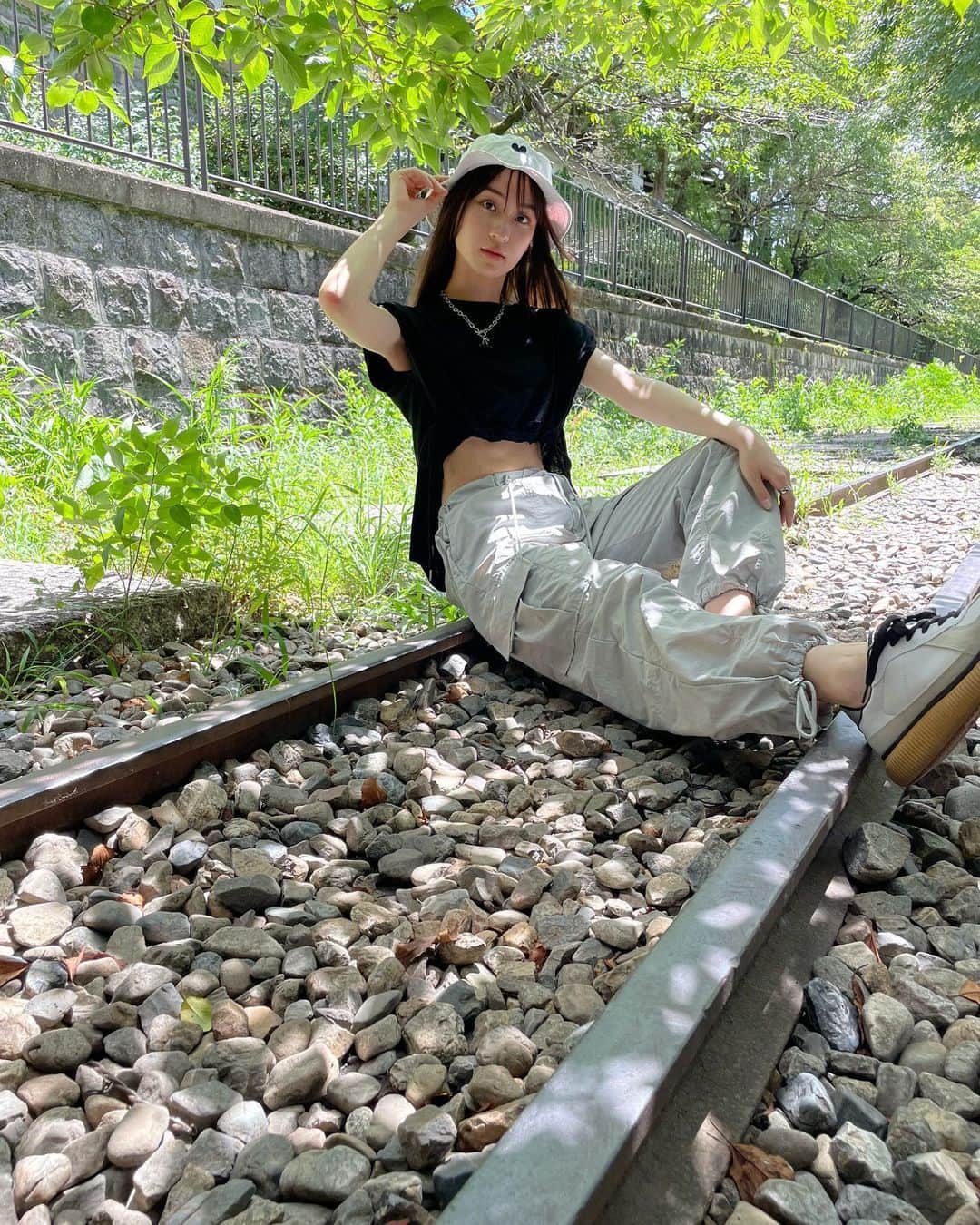太田雫さんのインスタグラム写真 - (太田雫Instagram)「・ 京都旅行の続き🚃 ・ ・ 廃線になった線路のところに行ったよ〜 ・ 線路の上を歩くのが初めてだったから不思議な感じでした👀 ・ ・ ・ #太田雫#06#他撮り#蹴上インクライン#ootd」8月24日 18時38分 - _shizukuota
