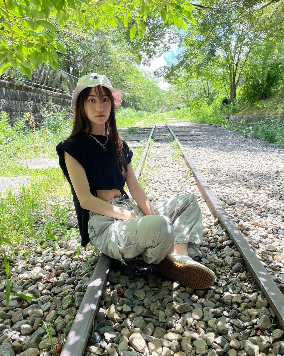 太田雫のインスタグラム：「・ 京都旅行の続き🚃 ・ ・ 廃線になった線路のところに行ったよ〜 ・ 線路の上を歩くのが初めてだったから不思議な感じでした👀 ・ ・ ・ #太田雫#06#他撮り#蹴上インクライン#ootd」