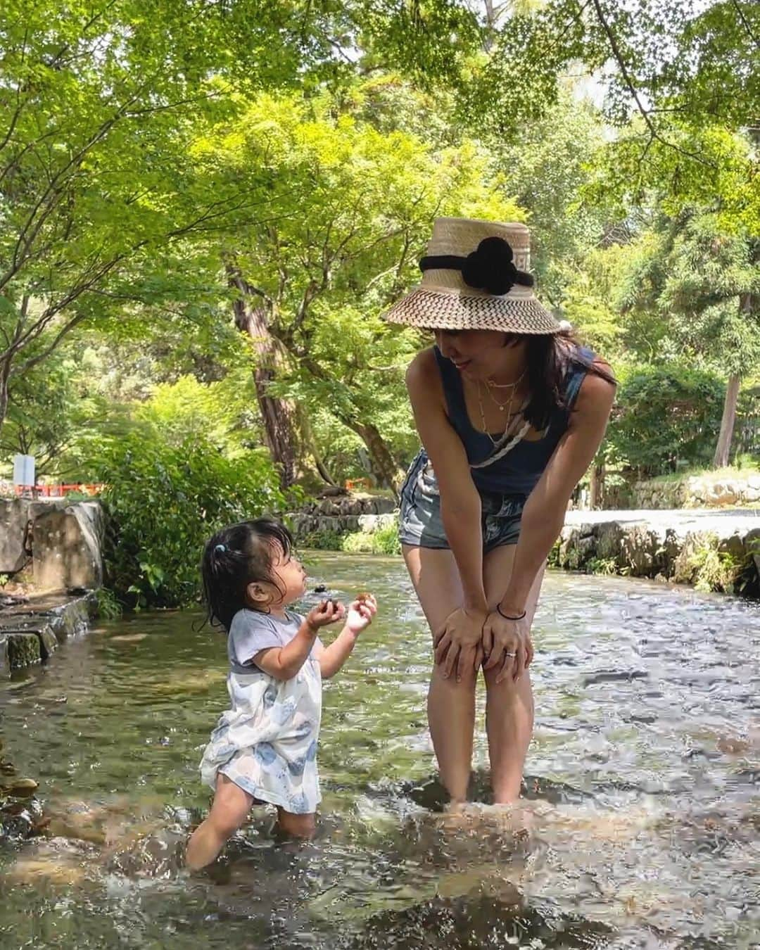 石橋穂乃香のインスタグラム：「なつやすみ！！  京都編  春も夏も秋も冬も美しい京都  上賀茂神社にある"ならの小川"に我が子と入る夢が叶った⛩️🌻」