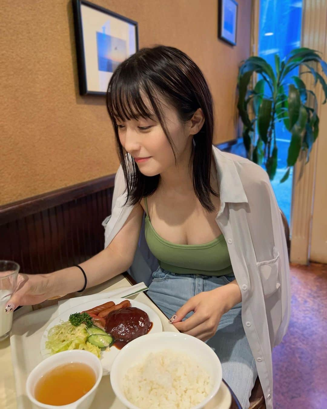 伊藤愛真のインスタグラム：「喫茶店のご飯ハマりすぎて 打ち合わせでもプライベートでも 喫茶店巡りしてる🤦🏻‍♀️🩷 . . １7時とかにハンバーグ定食食べちゃったから夜何時に食べたらいいんだろっていう生活続いてる気がする . . . #喫茶店#喫茶店ランチ」