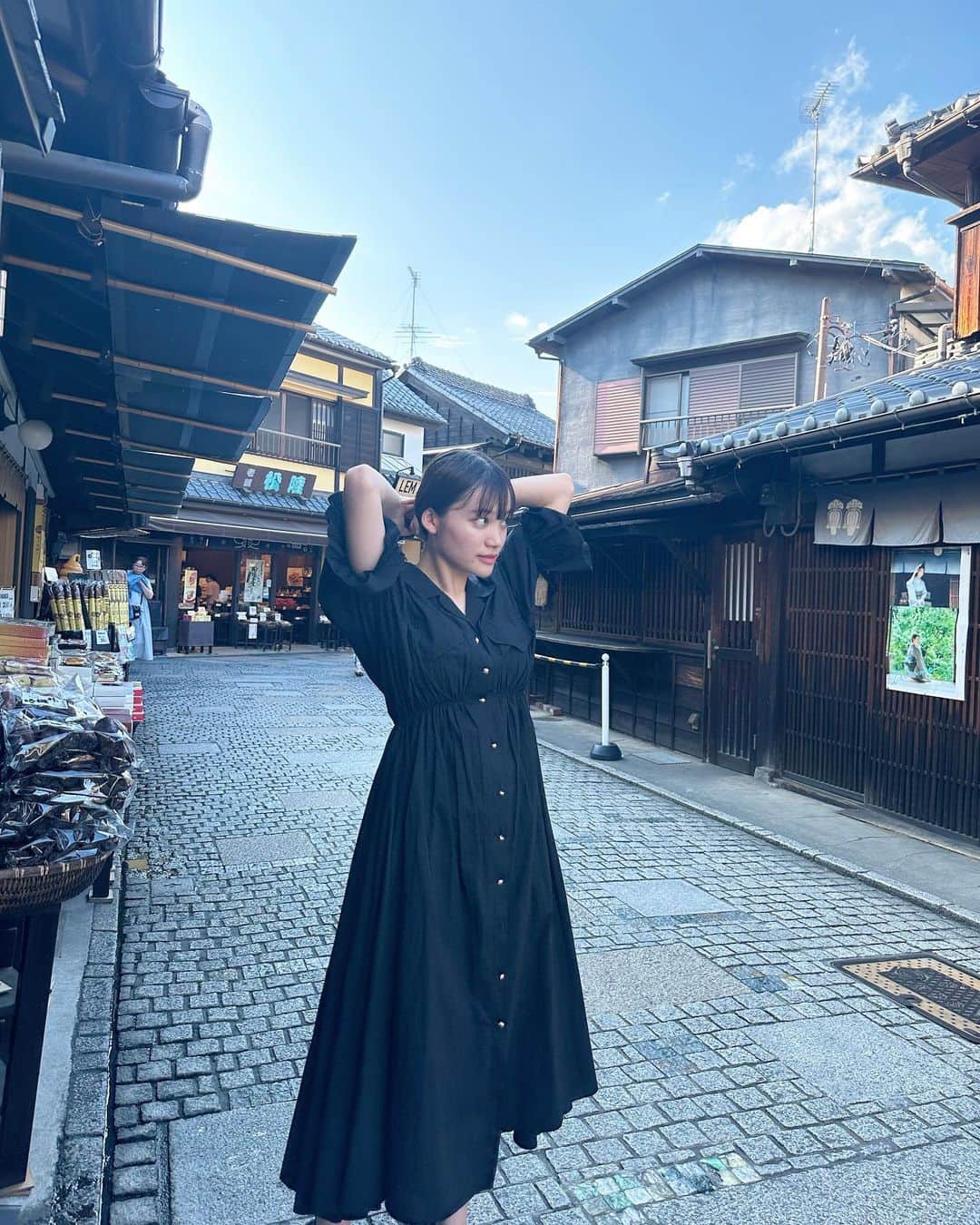 のインスタグラム：「髪の毛縛れるくらいは伸びた☺︎  出演情報✨ @ JAM に8/26、8/27両日出演させていただきます🎤 8/26 ステージ:パイナップルステージ🍍 時間10:20〜 出演者:MerciMerci 物販場所:第12レーン(横浜デジタルアーツ専門学校　6F) 物販時間　11:20〜12:20  オフィシャルブック特典会 時間　13:30〜14:00 Bブース  そして‼️8/27は、中崎花音1人で、トークステージで行われる 「アイドル歌うま歌謡祭」に出演させていただきます✨ 私の出演時間は前半枠になります🎤緊張しますが…高得点取れるように、頑張ります🔥 高得点取れるようにもそうなのだけど、初めて見る方も少しでも楽しんでくれたら良いなぁ。そしてMerciMerciの名前が知られると良いなぁという思いを込めて歌ってきます♪  文章長くなってしまうので、次の投稿で、8/30のライブの詳細載せますね！なのでみんな、8/30も空けておいて♡ #アイドル #アットジャム2023 #アットジャム #横浜アリーナ #川越 #川越食べ歩き #駄菓子横丁 #かわごえ #あいどる #ぼぶ #カラオケ」