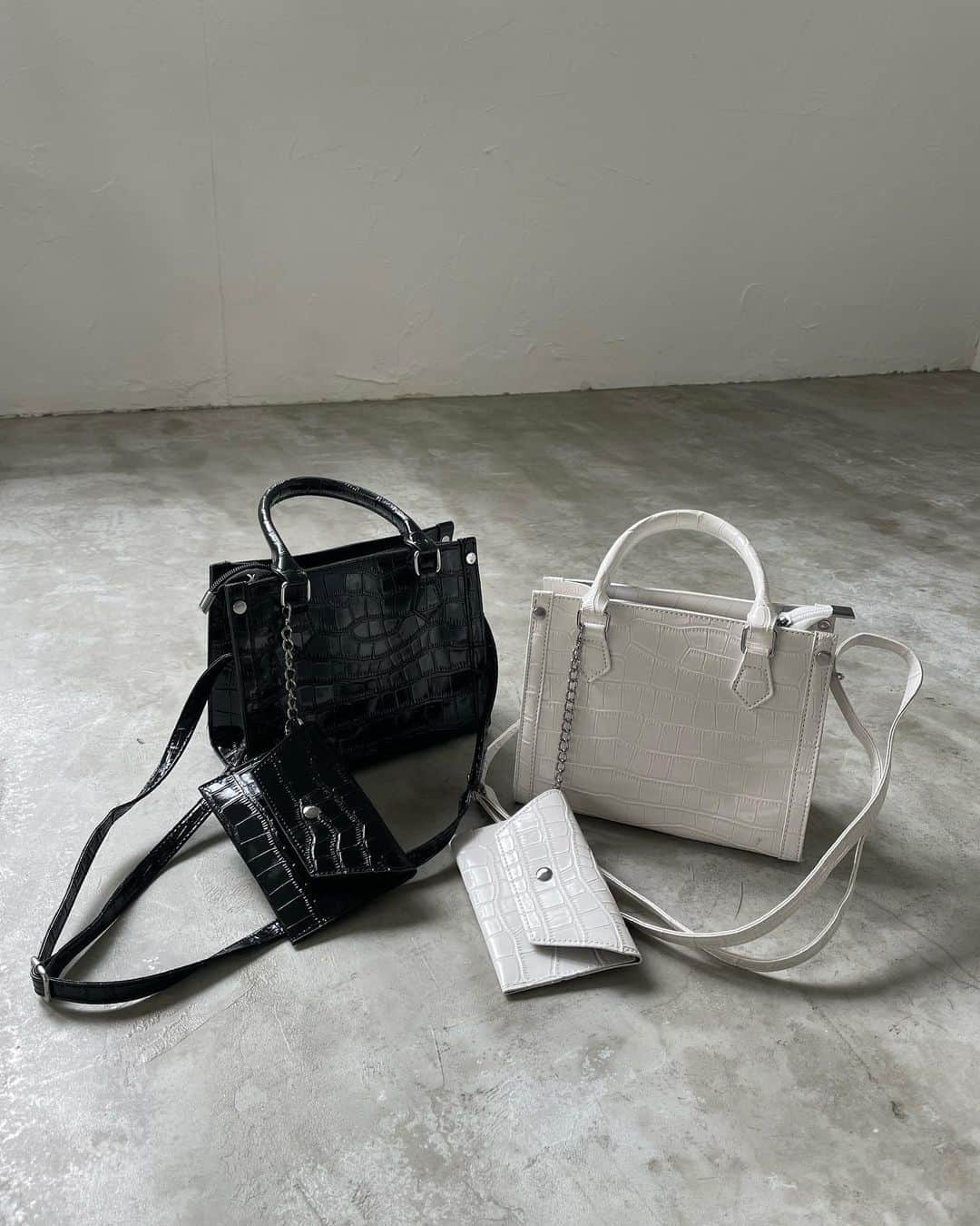 ENVYMのインスタグラム：「【𝐍𝐄𝐖 𝐀𝐑𝐑𝐈𝐕𝐀𝐋🩶】 ⁡ ✔︎︎︎︎クロコハンドBAG color/IVORY/BLACK price/¥7,590 発売中✨️ ⁡ ■ポイント クロコの型押しが高級感があり、スタイリングを格上げしてくれるBAG♪ ⁡ ■ディティール 大き過ぎず、使いやすいいサイズ感なハンドバッグ。 取り外し可能なポーチ付きなので使い勝手も◎ ショルダーストラップも取り外し可能になっています。 ⁡ ⁡ ---------------------------------------- ⁡ TGC出展決定✨️ ⁡ 第37回マイナビ東京ガールズコレクション2023AUTUMN/WINTER 開催日時：2023年9月2日（土）開場12:00,開演14:00,終演21:00（予定） ⁡ #ENVYM#2023AW」