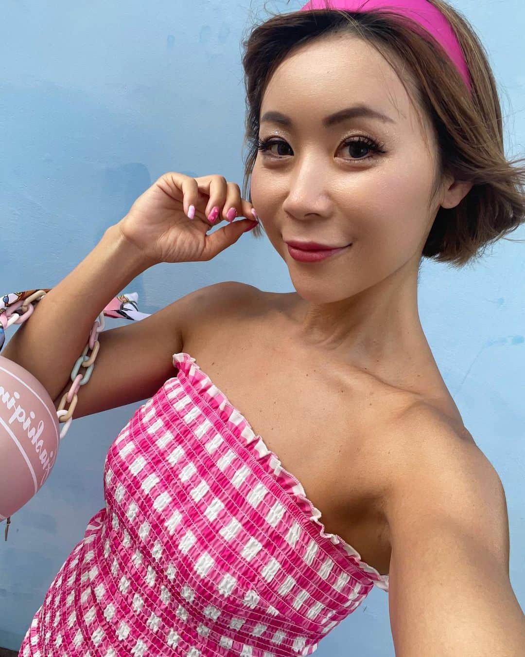 mizuのインスタグラム：「いつもお世話になってる 東京中央美容外科浜松院さんで @tcb_hamamatsu  #tcb式小顔美肌再生 の施術をしてきたよ😁  1年前に施術して、まだリフトアップ効果は継続中なんだけど、フェイスラインの頬のたるみが少し気になってきて、ほうれい線が強調される前の予防のために、 先手メンテナンス😁🪡✨ 「下がる前に！刻まれる前に！」 これ☝️重要視してる  いつもお世話になっている 担当医の坂田先生に @tcb_sakata  お任せして安心して受けられることができました😊❤️  なによりも切開施術じゃないから ダウンタイム短いのがいい👍 以前に経験してるからダウンタイムの口の開けづらさや腫れや痛みも 想定内😂😂😂  経過アップするからお楽しみに😆  長持ちさせるためにもホームケアも がんばろ😎✨  #糸リフト #小顔整形 #tcb式小顔美肌再生 #東京中央美容外科 #静岡 #浜松」
