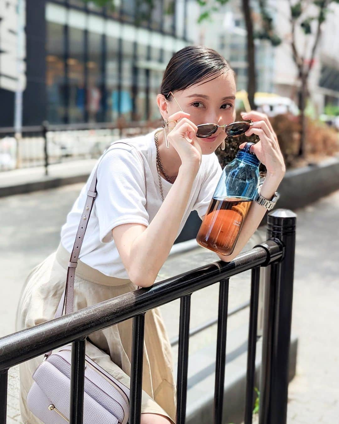 前田紀至子のインスタグラム：「夏の暑さのピークは過ぎた感があるとは雖も、サングラスとKINTO @kintojapan のボトル、カジュアルになりすぎない（ので季節問わず着まくる事が出来る）BRING  @b_by_bring のTシャツは引き続き必須アイテム。  お盆が過ぎたのでビーニー被ったりブーツ履いたりはそろそろ解禁かなぁ。  最近自分の中ですっかり定番になりつつあるぴっちり分けはOWAY @oway.jp_official のウォーターレジンとACCA KAPPA @accakappajapan のコーム無しでは作れません。昨日持ち歩いていたせいかどうしてもコームが無くて今日は髪が不調だったので、今日いっぱい探して見つからなかったら明日即買います。それぐらいマスト。ぴっちり分けの民の皆様はぜひお試しください。  #teva#b_by_bring#loewe#strathberry#ストラズベリー#kinto」