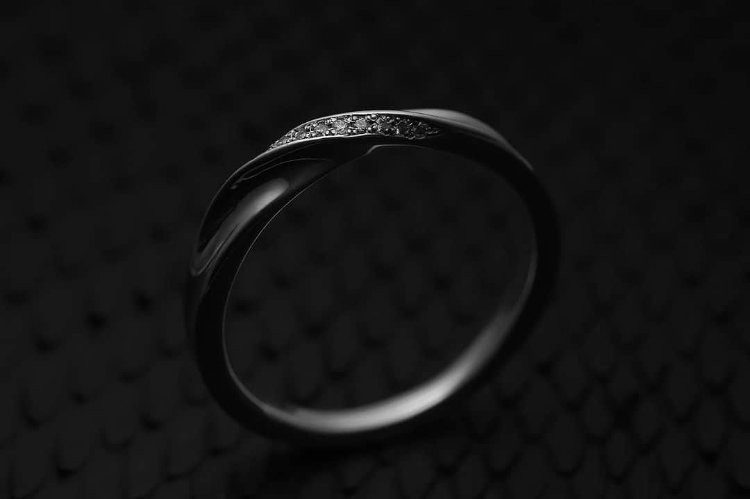 プエルタ・デル・ソルさんのインスタグラム写真 - (プエルタ・デル・ソルInstagram)「♙ ♜ ♝ ♞ ♛ ♚ 【Mobius Strip Ring】 表が裏に裏が表に入れ替わり、表裏一体の環。 その表裏が入れ替わる部分にダイヤが一列セットされたリングです✴︎✴︎✴︎  表側は裏側の正反対ではなく裏側に連続しており、視点を変えてみれば常識は常識ではなく、ある種の固定概念からの解放を意味します✴︎✴︎✴︎  R1305D/¥28,600  #PUERTADELSOL #プエルタ #プエルタデルソル #madeinjapan  #fashion   恵比寿 /03-5489-9470 @puertadelsol_official  大阪 /06-6136-5345  @puertadelsol_osaka」8月24日 18時48分 - puertadelsol_official