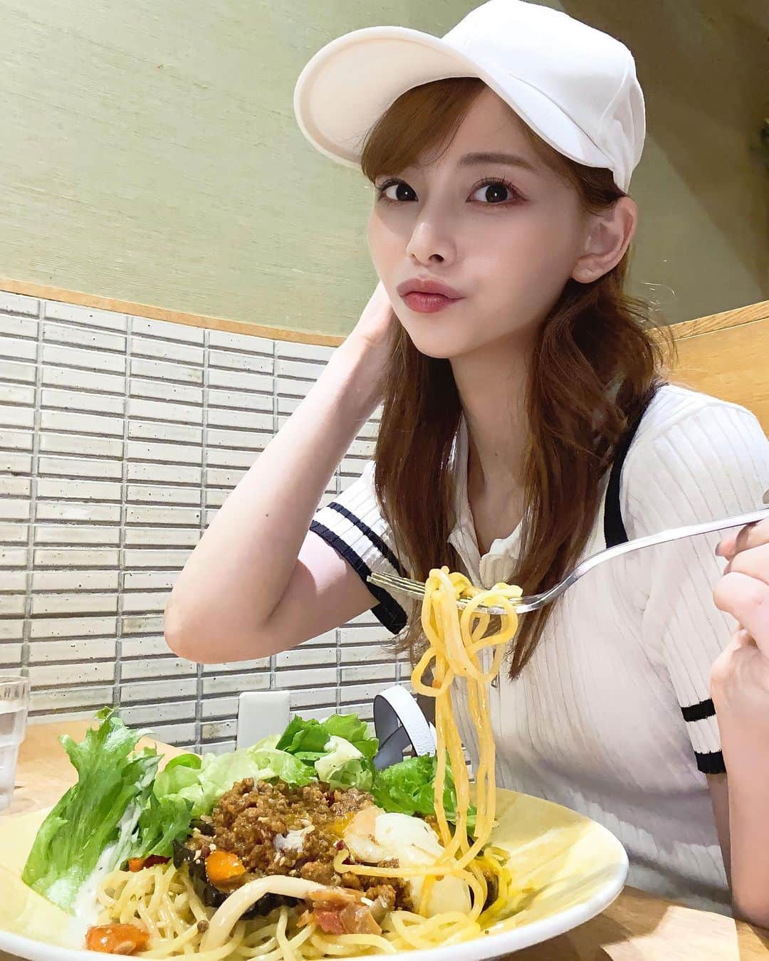 のインスタグラム：「「あいち みんなのサラダプロジェクト」が、名古屋パルコ @parco_nagoya_official の飲食店とコラボレーションしてるよ🥗💕 . 和食、ベーグル、パスタなど様々なジャンルのカフェ&レストランがプロジェクトに参加✨ 名古屋パルコ西館 7F、B1F の全 9 店舗で、バリエーション豊かな「あいちサラダめし」を楽しむことができるの🥰 . 今回、私は「生麺専門 鎌倉パスタ」の 「あいちサラダめしスパイシー肉みその汁なしパスタ」¥1,419(税込)をいただいたよ〜🍝 お子さんでも食べれそうな程よいスパイシーさにガーリックもきいてて、夏バテしてる人にもオススメなパスタ💕 ナスとしめじがぷりぷりジューシーでした🥰 . お得なキャンペーンも🥳💖 ①期間中に対象店舗で「あいちサラダめし」を注文すると、キユーピーとヤサイな仲間たちが描かれたクリアファイルがもらえるよ😇📝 ※なくなり次第終了 . ②Twitter キャンペーンも開催👏🏻 「あいちサラダめし」などについて発信している「チャント!野菜を食べましょう【CBC テレビ公式】(@CBC_chant_yasai)」をフォロー&RTすると【キユーピーのタオルセット🍀】 写真と共にRTすると【パルコで使える 3,000 円分商品券】が抽選でそれぞれ5名様に当たるよ🎁 . ③イベント期間中「フードライブラリー(西館 B1F)」では、あいちサラダめしを自宅で楽しむ際におすすめのドレッシングや八丁みそ(豆みそ)も販売されていて、対象商品を購入すると先着でキユーピーのドレッシング(30ml 入試供品)もプレゼント🥗※なくなり次第終了 . 日刊ケリーにも詳細が掲載されているから、チェックしてみてね📱🌟 . #PR #野菜の日 #パルコdeあいちサラダめし #あいちサラダめし #名古屋パルコ #日刊ケリー #あいちみんなのサラダ #サラダを楽しむ #野菜を楽しむ @kelly_nagoya」