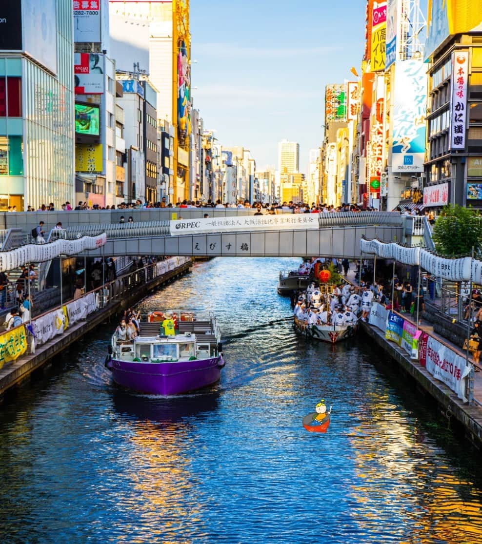 Osaka Bob（大阪観光局公式キャラクター）のインスタグラム：「🚢🏙️ Enjoy a relaxing cruise to Osaka's famous sights on the water! 🎶 Viewing flashy signs and bridges from the Dotonbori Canal offers a wonderful change of scenery ✨🍜🎉 🚢🏙️   大阪の名所を水辺で巡るクルーズは癒しの時間が楽しめるよ🎶 ド派手な看板や橋を道頓堀川から見るといつもの景色とはまた違って良いで✨🍜🎉   —————————————————————  #maido #withOsakaBob #OSAKA #osakatrip #japan #nihon #OsakaJapan #大坂 #오사카 #大阪 #Оsака #Осака #โอซาก้า #大阪観光 #sightseeing #Osakatravel #Osakajepang #traveljepang #osakatravel #osakatrip #道頓堀」