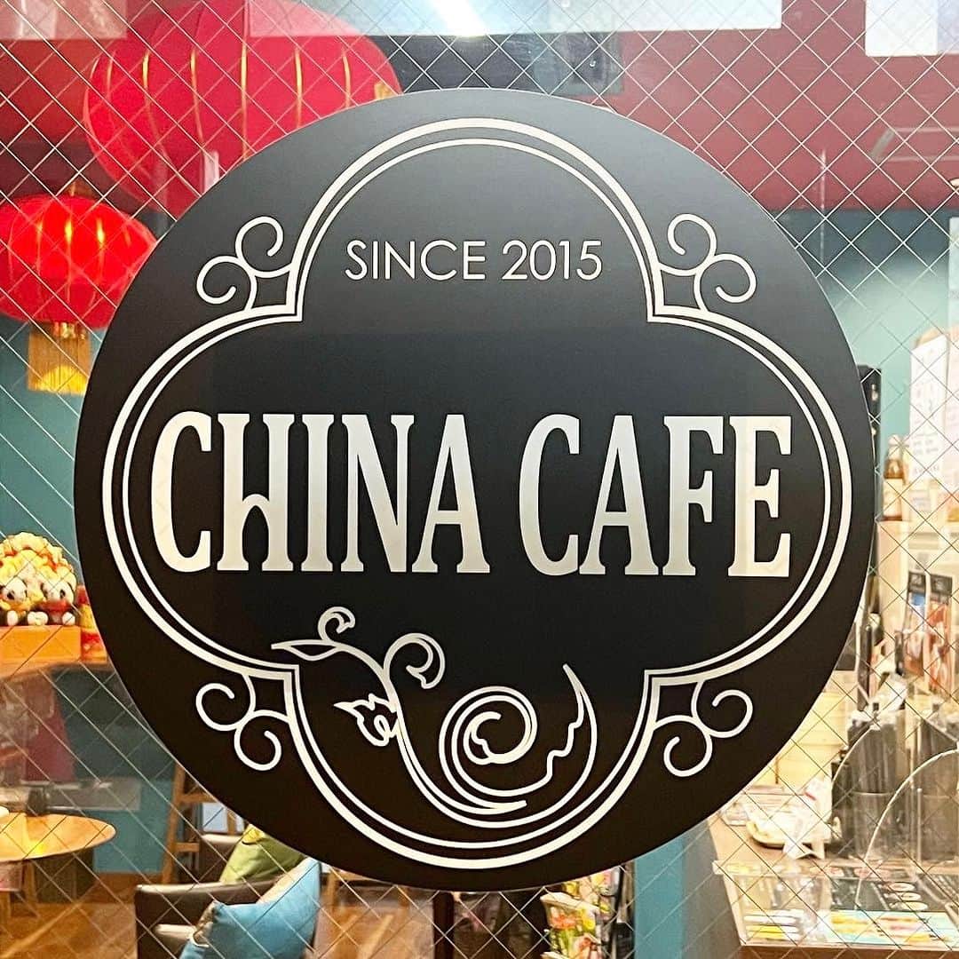 デパぐるッ！福岡さんのインスタグラム写真 - (デパぐるッ！福岡Instagram)「今年で8周年！ 福岡市中央区今泉にある人気の中国茶カフェ「CHINA CAFE（チャイナカフェ）」🇨🇳🐼  「レトロチャイナ」がコンセプト！  まるで中華圏を旅行しているような気分になる中国茶カフェ✨  現在、オープンから8周年を記念して期間限定メニューが登場中♪  季節ごとに内容が変わるアフタヌーンティーは、『ひまわりアフタヌーンティー』が楽しめます🌻🫖  上段には、一際目を引くひまわりスイーツの『日向夏マカロン』、下の段には点心3種類とスイーツが2種類！  ぶどう紅茶（アイス／ホット）付きのセットとミルクティー付きのセットがありますよ👌  『ひまわりパフェセット』は、トップに8周年を祝うフラッグと、かわいいパンダのクッキーも🍨🫶  人気メニューの『マンゴープリン』をメインに、一番下には、ぷるぷるの白桃ゼリー、さらに、メロン、マンゴー、パッションフルーツなどのフルーツも入っていて贅沢です♡  別添えのソース『はちみつレモン』と『白桃ピューレ』で味変もできますよ♪  こちらはぶどう紅茶付きです🍇☕️  どちらも2023年8月末までの提供予定！  限定メニューもぜひ味わってみてくださいね◎  お店の詳細はARNEの記事でチェック！ プロフィールからARNEのサイトへ飛べますよ♪ 👉🏻『@arne_gourmet』  ARNEグルメで 福岡の美味しいグルメ情報を毎日配信中！ ぜひお気軽にフォローしてくださいね😉 ___________________________ @ayu.latte さんのご紹介です♪  #ARNE福岡 #福岡グルメ#グルメ #福岡カフェ#福岡スイーツ #福岡ごはん#ごはん #福岡カフェ巡り#福岡ランチ #福岡旅行#福岡観光 #福岡#福岡県#fukuoka #カフェ#ランチ#ディナー #グルメ好きな人と繋がりたい #グルメスタグラム #福岡食べ歩き#福岡グルメ部 #福岡めし#福岡ご飯 #福岡好きな人と繋がりたい #今泉グルメ#今泉カフェ #中国茶カフェ#福岡スイーツ部 #チャイナカフェ」8月24日 19時00分 - arne_gourmet