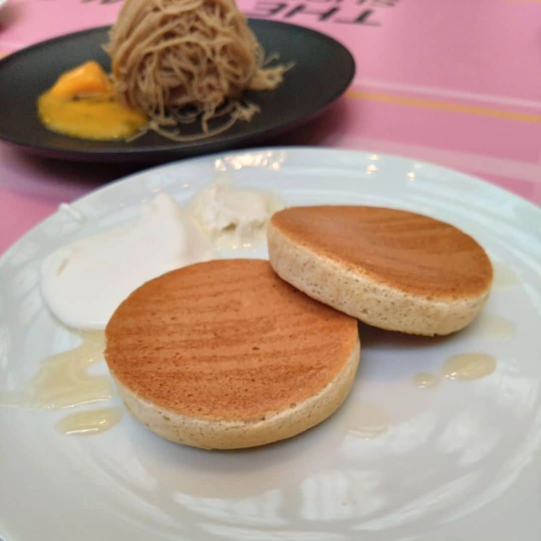 newotani_osakaのインスタグラム：「【 間もなく終了！夏のスイーツビュッフェ🍈】～キャンペーン応募もお早目に～  「マンゴー・メロン・ピーチ」をテーマにした大人気の スイーツビュッフェも、いよいよ8/31までとなりました🍑  夏をしめくくるにもふさわしい贅沢なスイーツの数々🥭 ご家族、ご友人、大切な人と、ひと夏の思い出話に花を咲かせながら 最後までお愉しみいただけたら嬉しいです。  そして、フォトコンテストキャンペーンも8/31まで！📷 当選賞品は、なんと、次に開催する秋のスイーツビュッフェご招待です🎁 秋スイーツがお目当ての方は、応募をお忘れなく！  本日もキャンペーンに応募してくださったお客様の投稿を ご紹介させていただきます。  ‌ 📷1～2枚目 @tukiakari_0110 さま  いつも食べ過ぎてしまう〜。 お喋りしながらの楽しい時間。✨  💬美味しいスイーツを食べながらのおしゃべりは至福の時間ですね🥰  ===  📷3～4枚目 @illy_shand さま  ショートケーキ食べ比べも楽しめました。 メロンが一番好みでした。生クリーム×メロンってとてもおいしい！  一番楽しみにしていたハワイアン“kona coffee” カップケーキ kona coffeeって響きにとても特別感があります。 しっかりホロ苦コーヒー味で大満足なコーヒースイーツでした。  パンケーキいつも美味しいですが焼いてくださる方によって個性があるのも楽しみのひとつです。 今回焼いてくださった方のパンケーキめちゃくちゃ美味しかったです。 ふんわりしっとりミルキーでフォークが進みまくりです🥞🥞🥞  💬いろいろなスイーツをお愉しみいただだきありがとうございます。  === ‌  ＼夏・秋 スーパースイーツビュッフェ2023について／  📢8/31まで！（ご予約受付中） ～マンゴー・メロン・ピーチ🥭🍈🍑～  完熟アップルマンゴー、 最高峰マスクメロン、3種のショートケーキ、 ひんやりグラススイーツ、ピーチパフェなど豊富なラインナップ！ 極上スイーツの食べ比べをお愉しみいただけます🍰  📢次回のビュフェは9/1から！（ご予約受付中） ～いもくりなんきん🌰🍇～  秋スイーツの代表「モンブラン」をはじめとする くりスイーツに、 高級ぶどう「シャインマスカット」のタルト、「さつまいも」や「なんきん」スイーツまで。25種以上のスイーツとホテルのシェフが手掛けるグルメをお愉しみください。  ＼おすすめ／ 🌰生絞りモンブラン　食べ比べ 目の前で仕上げる“生絞りモンブラン”。 今回は贅沢に、定番の「栗」とテーマである「いもくりなんきん」から「なんきん」の2種をご用意！ 心ゆくまでお召し上がりください。  ‌ 🔍夏・秋それぞれのスイーツビュッフェのご予約・さらに詳しい情報は、アカウントプロフィールリンク（ @newotani_osaka ）ホテル公式WEBサイトより、「レストラン&バー」へお進みください。 ‌  フォトコンテスト📷キャンペーン8/31まで！ キャンペーンの詳細は、 @newotani_osaka の📌キャンペーン投稿をチェック👀  ※ご紹介の投稿は、キャンペーン当選とは異なります。 ※キャンペーンの当選については、キャンペーン期間終了後に当選者のみにご連絡させていただきます。  #ホテルニューオータニ大阪 #ニューオータニ大阪 #大阪城公園 #大阪城 #大阪市中央区 #大阪ホテル #hotelnewoaniosaka #osakacastlepark #ホテルキャンペーン #キャンペーン  #ニューオータニで過ごす夏 #キャンペーン実施中 #インスタキャンペーン #インスタグラムキャンペーン #フォトコンテスト #フォトコンテストキャンペーン #投稿キャンペーン #スイーツビュッフェ #スーパースイーツビュッフェ #スーパースイーツビュッフェ2023 #大阪スイーツ #大阪スイーツ巡り #ホテルスイーツ #京橋スイーツ #スイーツ巡り #ホテルスイーツビュッフェ #スーパーシリーズ #モンブラン #秋スイーツ #夏スイーツ」