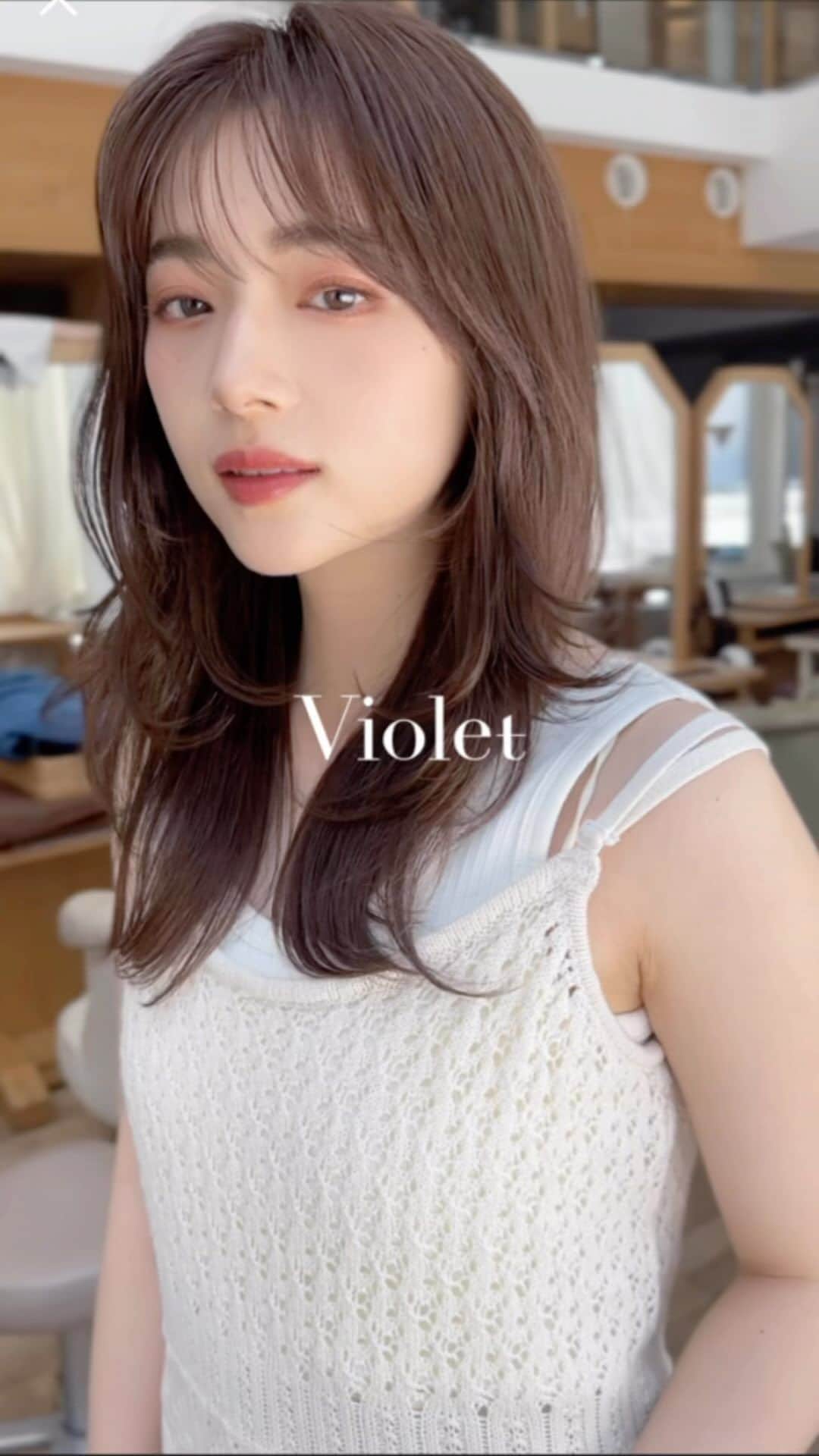 前原穂高のインスタグラム：「レイヤーをたっぷり入れて うす目のグレーベージュに染めて くびれとハネを足して 🩶🩶🩶🩶🩶  #美容室Violet #艶感 #くびれ #外ハネ #コテ風パーマ #韓国ヘアー #髪質改善トリートメント #ヨシンモリ #外ハネパーマ #くびれセミディ #ウルフ #寒色系カラー #ふわミディ #シースルーバング #小顔カット #大人可愛い #ハイライト #前髪カット #斜めバング #かきあげバング #ほだかっと #ほだからー #前原穂高」