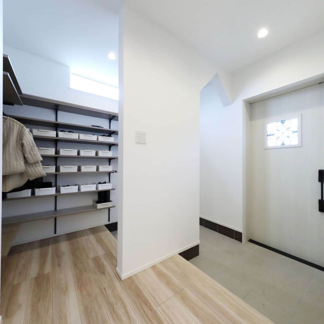 トーリンホーム suzukiさんのインスタグラム写真 - (トーリンホーム suzukiInstagram)「【わが家のシンボルマーク】  玄関やダイニングのニッチ🍽 ファミリークローゼットの入口👚👕 玄関収納へのアプローチなど👡👟 さりげなく同じデザインを取り入れたお家。  色や大きさは違えど、統一されたコンセプトが伝わる、わが家らしい“シンボルマーク”を作ってみませんか？  #玄関ホール #ニッチ収納 #わが家の風景 #玄関収納  more picture 📸  → @torinhome__official  ----------------------------- #トーリンホーム は愛知県豊川市にある #工務店 で、 #完全自由設計 の #注文住宅 を手掛けている工務店です。  トーリンホームのコンセプトは『一生涯、愛し続けられる家を。』 お客さまに100%ご満足いただけるオンリーワンの家づくりを実現します。 ----------------------------- 気になることがあれば、@torinhome__official から お気軽にコメント・DMなどご連絡ください♪  《規格住宅》×《自由設計》 新しいスタイルの工務店 ☟☟【MOQULIVING】 @moquliving  〈トーリンホームの #家づくり〉 #豊川工務店 #豊橋工務店 #蒲郡工務店 #田原工務店 #東三河工務店 #高気密高断熱住宅 #土地探し #お金の貯まる家づくり #オーダーメイド住宅  #住宅デザイン #新築 #自然素材の家  #施工事例」8月24日 19時00分 - torinhome__official