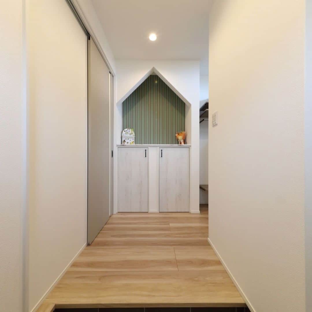 トーリンホーム suzukiさんのインスタグラム写真 - (トーリンホーム suzukiInstagram)「【わが家のシンボルマーク】  玄関やダイニングのニッチ🍽 ファミリークローゼットの入口👚👕 玄関収納へのアプローチなど👡👟 さりげなく同じデザインを取り入れたお家。  色や大きさは違えど、統一されたコンセプトが伝わる、わが家らしい“シンボルマーク”を作ってみませんか？  #玄関ホール #ニッチ収納 #わが家の風景 #玄関収納  more picture 📸  → @torinhome__official  ----------------------------- #トーリンホーム は愛知県豊川市にある #工務店 で、 #完全自由設計 の #注文住宅 を手掛けている工務店です。  トーリンホームのコンセプトは『一生涯、愛し続けられる家を。』 お客さまに100%ご満足いただけるオンリーワンの家づくりを実現します。 ----------------------------- 気になることがあれば、@torinhome__official から お気軽にコメント・DMなどご連絡ください♪  《規格住宅》×《自由設計》 新しいスタイルの工務店 ☟☟【MOQULIVING】 @moquliving  〈トーリンホームの #家づくり〉 #豊川工務店 #豊橋工務店 #蒲郡工務店 #田原工務店 #東三河工務店 #高気密高断熱住宅 #土地探し #お金の貯まる家づくり #オーダーメイド住宅  #住宅デザイン #新築 #自然素材の家  #施工事例」8月24日 19時00分 - torinhome__official